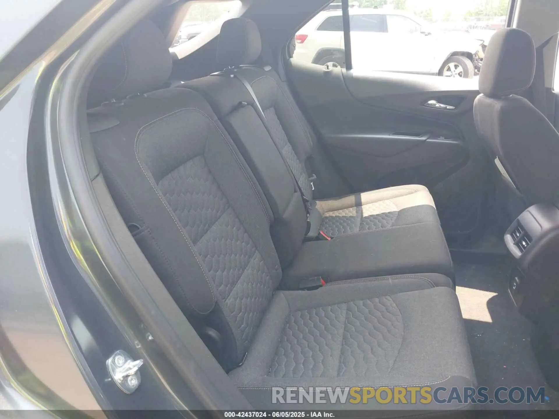 8 Photograph of a damaged car 2GNAXTEV6M6140175 CHEVROLET EQUINOX 2021