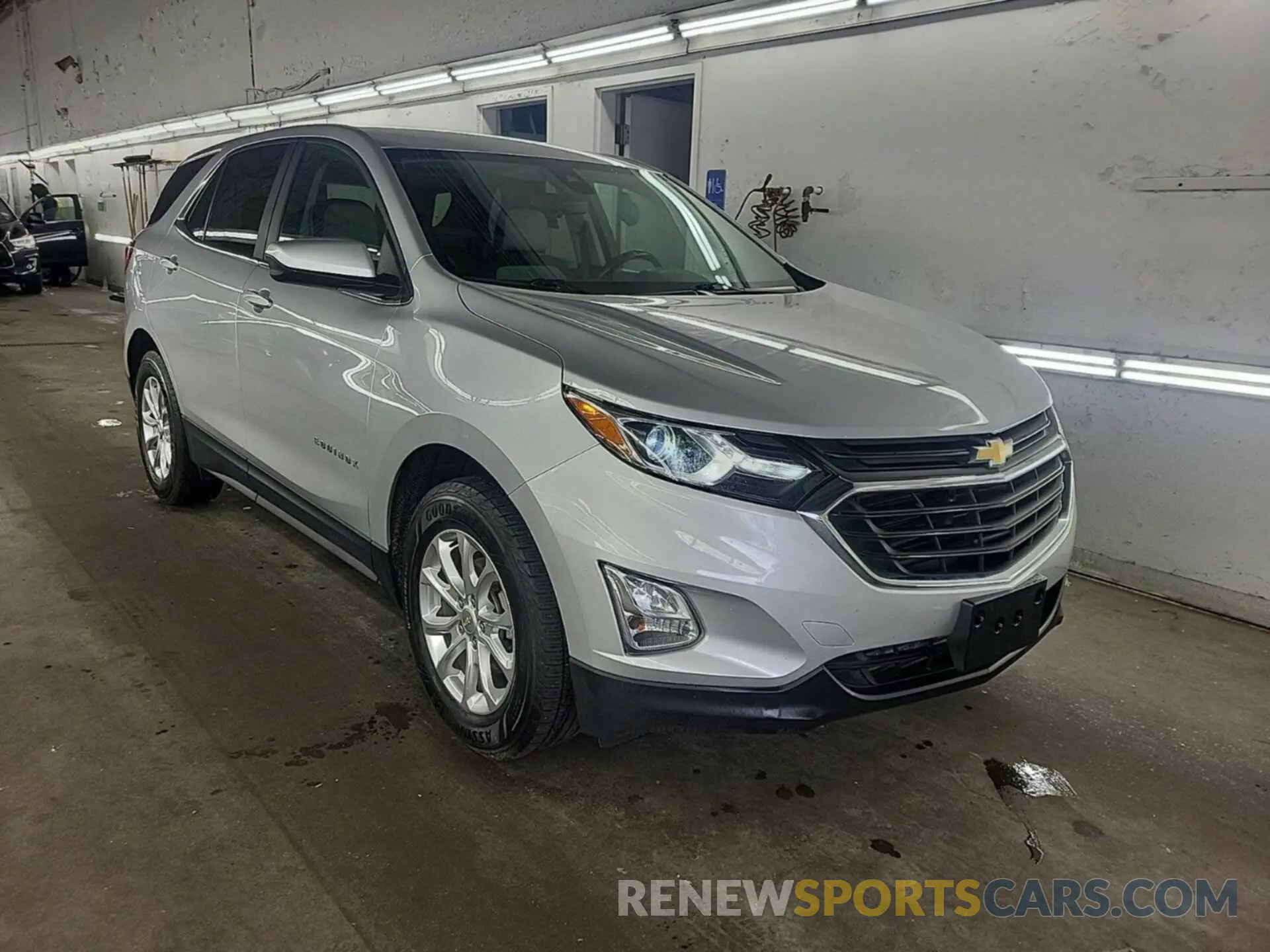 17 Photograph of a damaged car 2GNAXTEV7M6105211 CHEVROLET EQUINOX 2021