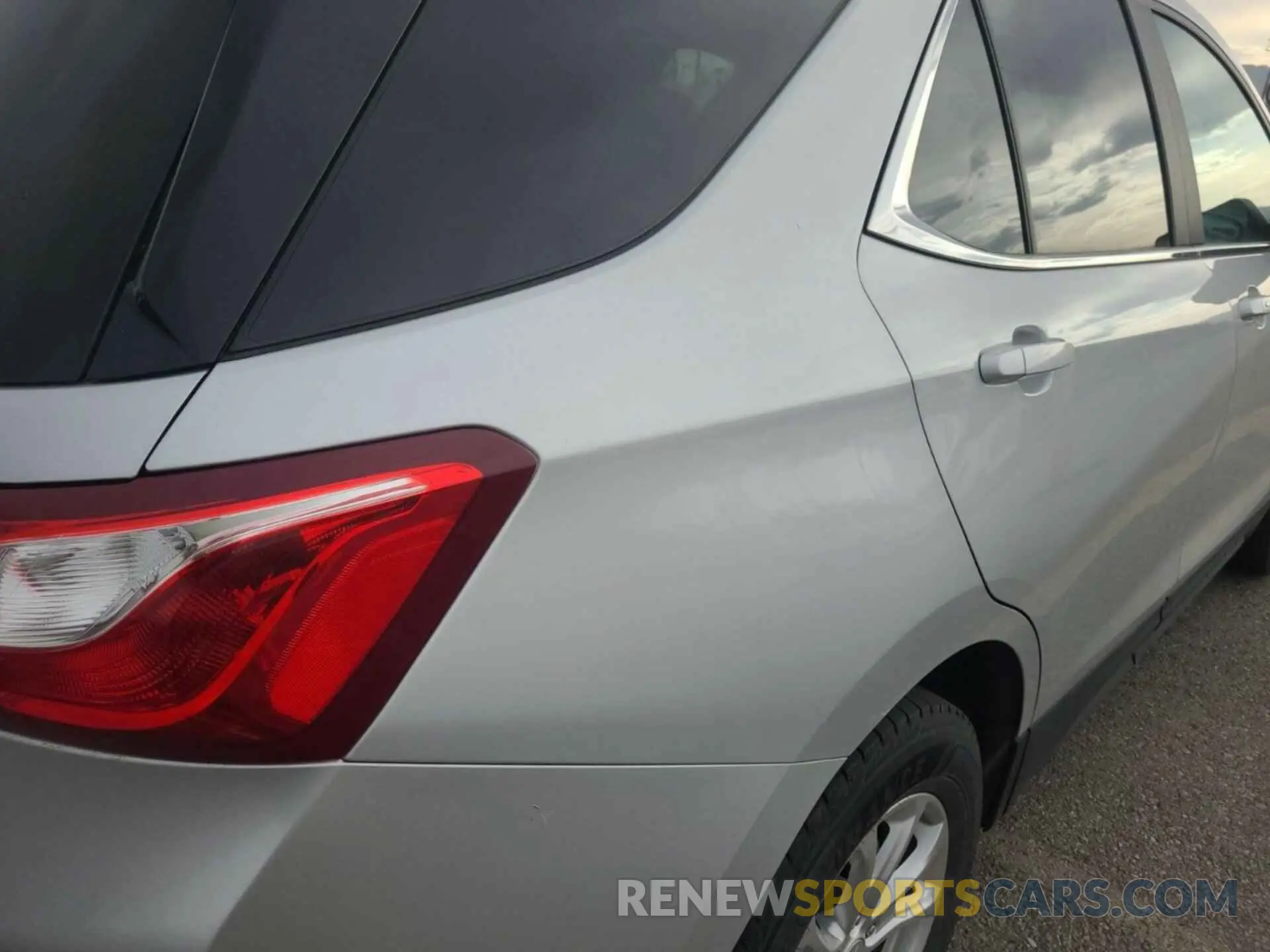 32 Photograph of a damaged car 2GNAXTEV7M6105211 CHEVROLET EQUINOX 2021