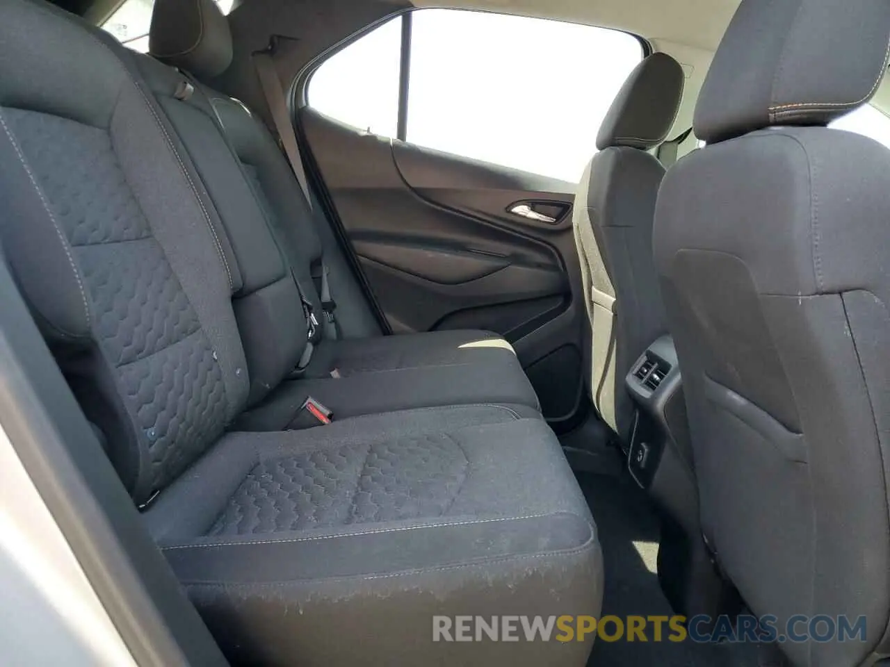 11 Photograph of a damaged car 2GNAXTEV7M6162556 CHEVROLET EQUINOX 2021