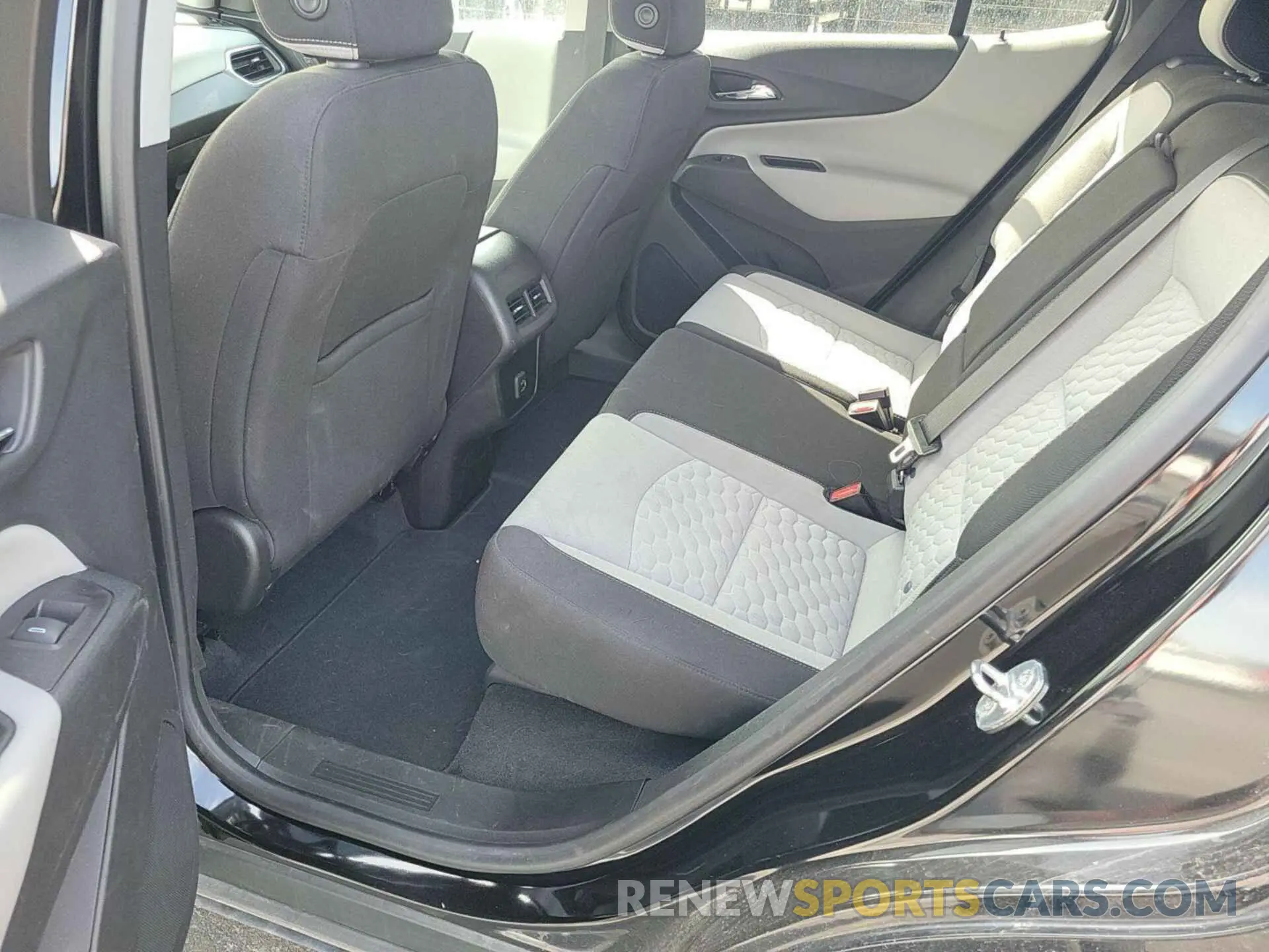 23 Photograph of a damaged car 2GNAXTEV8M6104696 CHEVROLET EQUINOX 2021