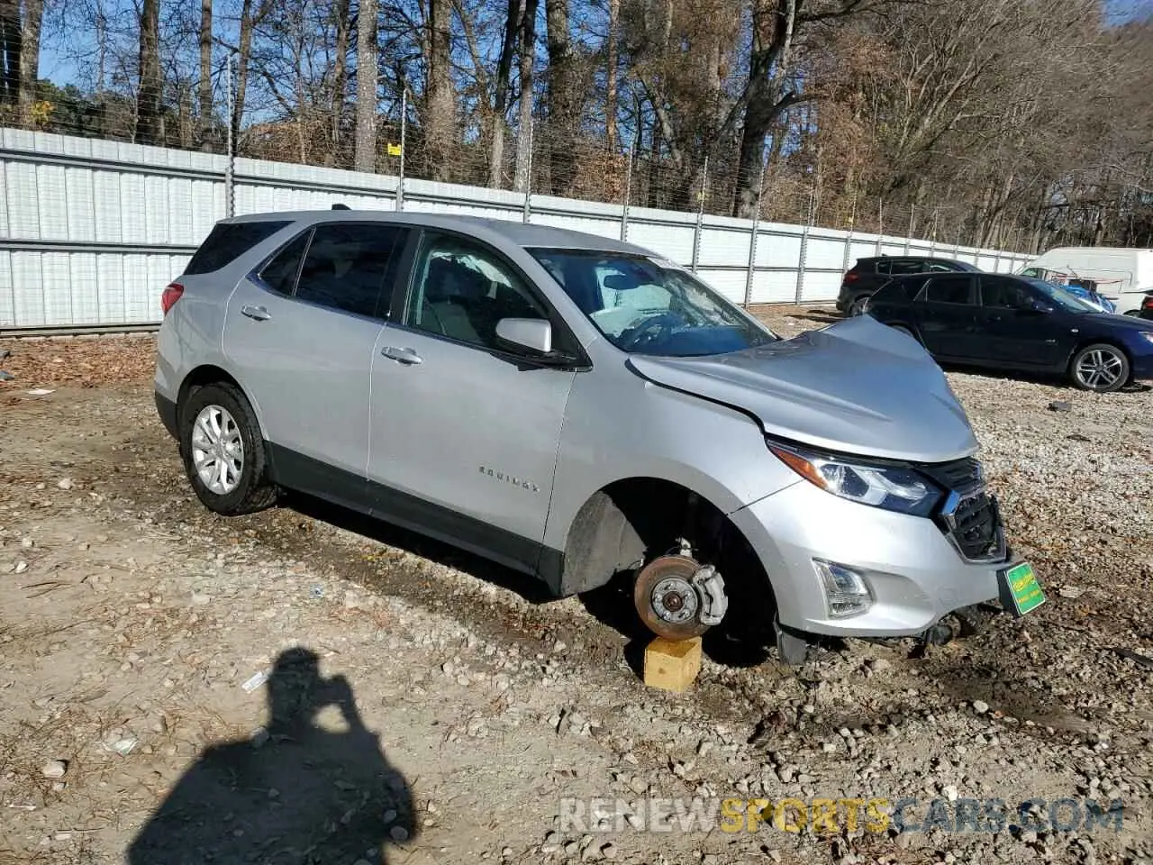 4 Photograph of a damaged car 2GNAXTEVXM6141684 CHEVROLET EQUINOX 2021