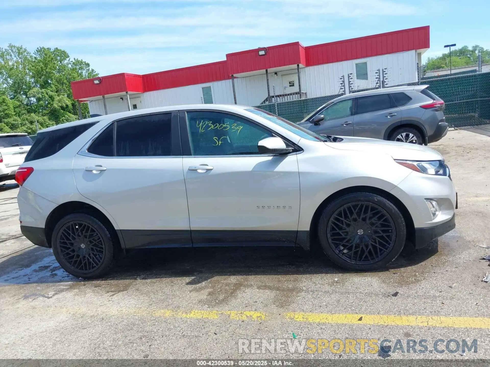 13 Photograph of a damaged car 2GNAXUEV0M6106898 CHEVROLET EQUINOX 2021