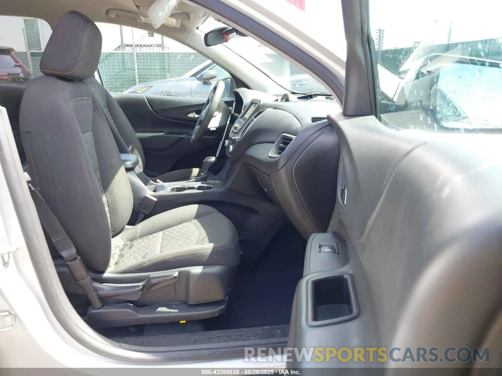 5 Photograph of a damaged car 2GNAXUEV0M6106898 CHEVROLET EQUINOX 2021