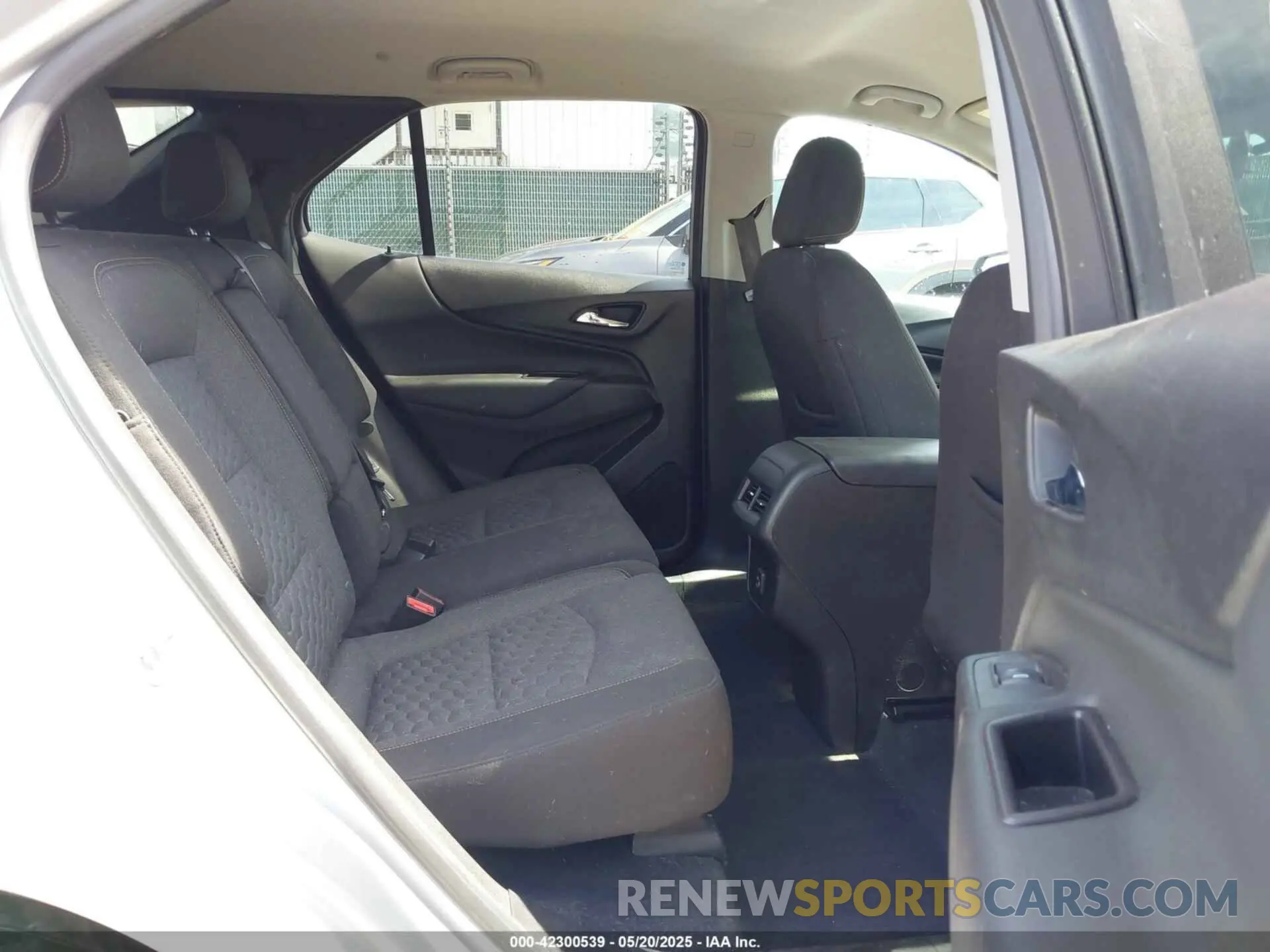 8 Photograph of a damaged car 2GNAXUEV0M6106898 CHEVROLET EQUINOX 2021