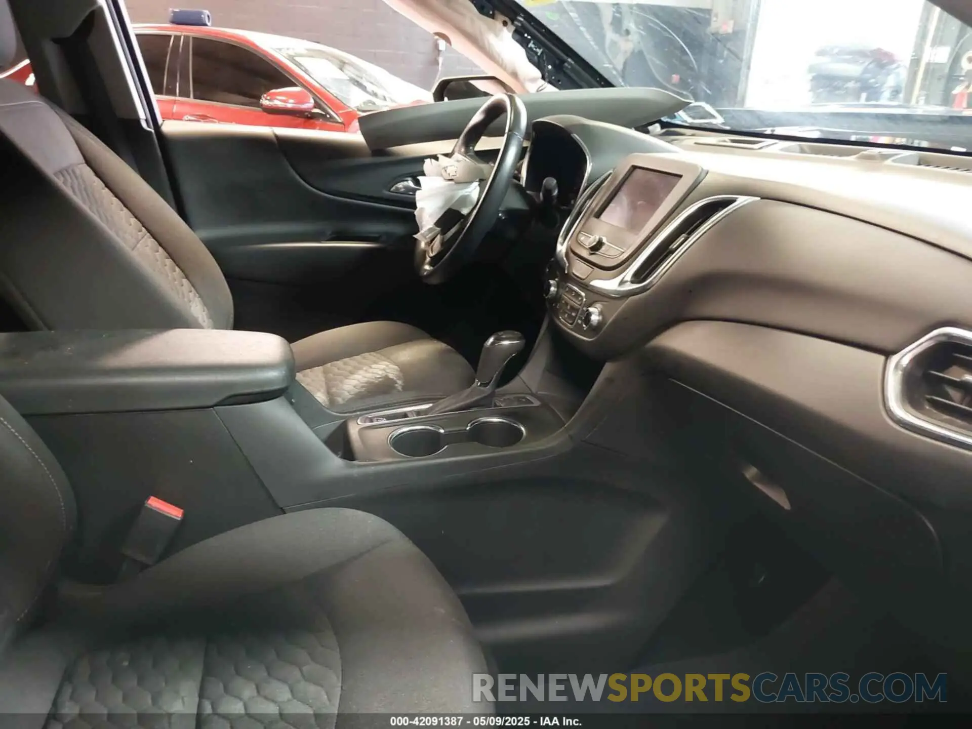 5 Photograph of a damaged car 2GNAXUEV0M6145104 CHEVROLET EQUINOX 2021
