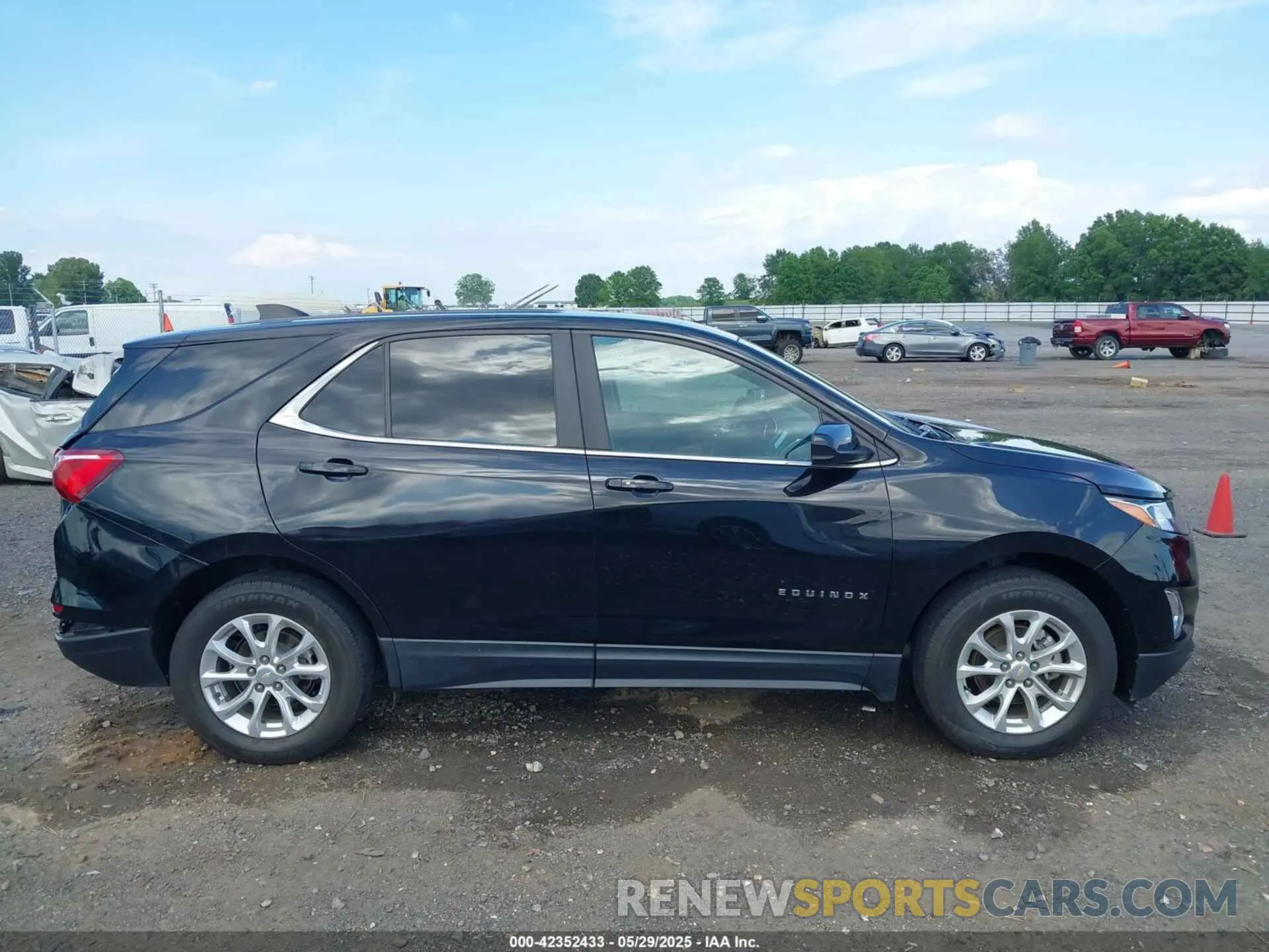 13 Photograph of a damaged car 2GNAXUEV1M6101502 CHEVROLET EQUINOX 2021