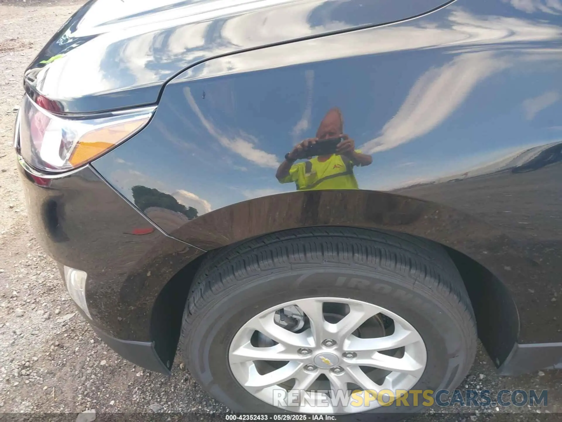 17 Photograph of a damaged car 2GNAXUEV1M6101502 CHEVROLET EQUINOX 2021