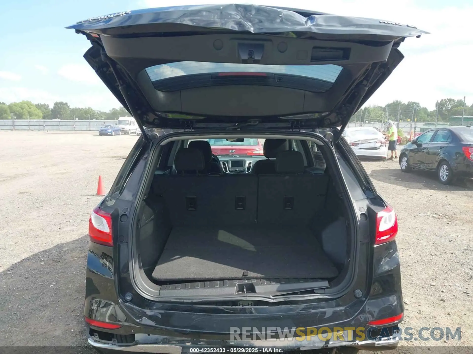 21 Photograph of a damaged car 2GNAXUEV1M6101502 CHEVROLET EQUINOX 2021