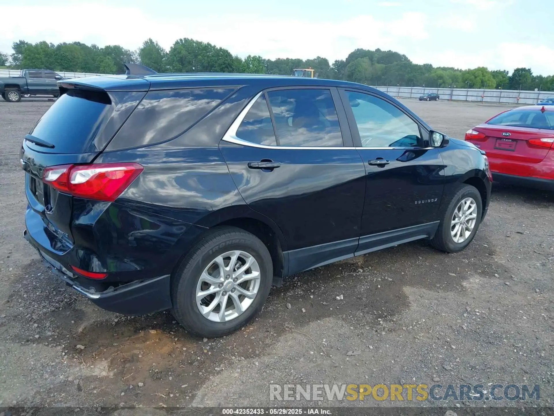 4 Photograph of a damaged car 2GNAXUEV1M6101502 CHEVROLET EQUINOX 2021