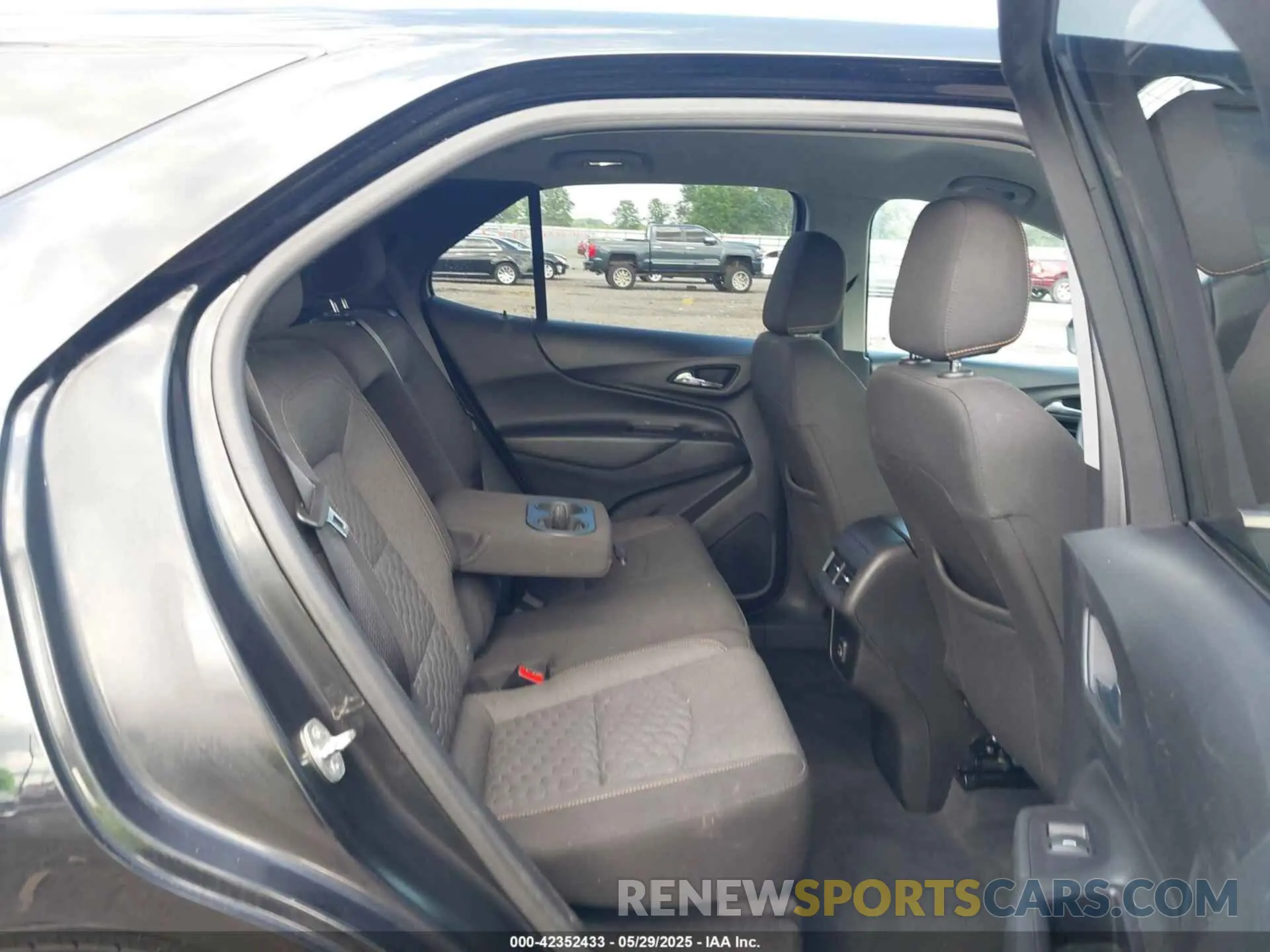 8 Photograph of a damaged car 2GNAXUEV1M6101502 CHEVROLET EQUINOX 2021