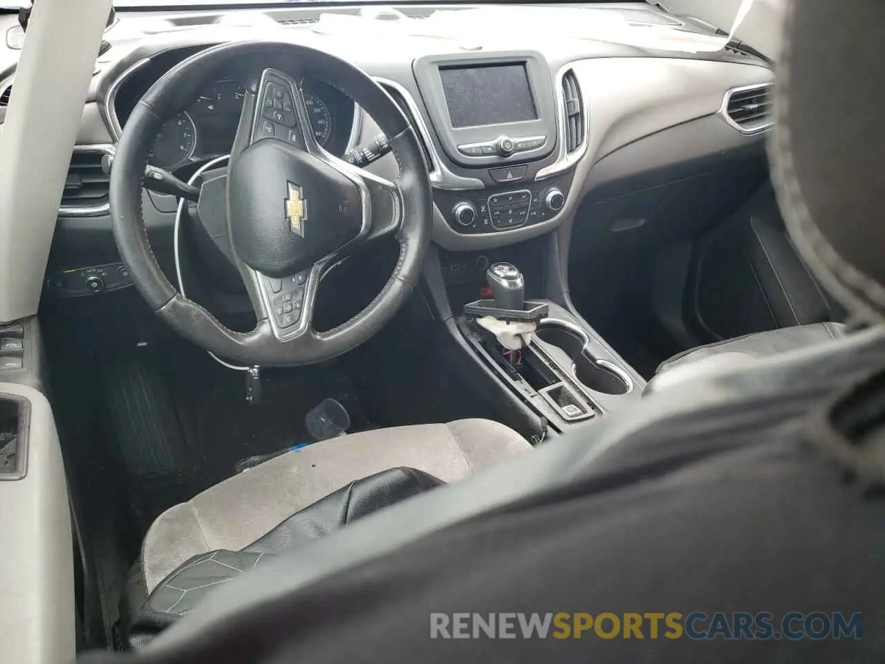 8 Photograph of a damaged car 2GNAXUEV2M6143032 CHEVROLET EQUINOX 2021