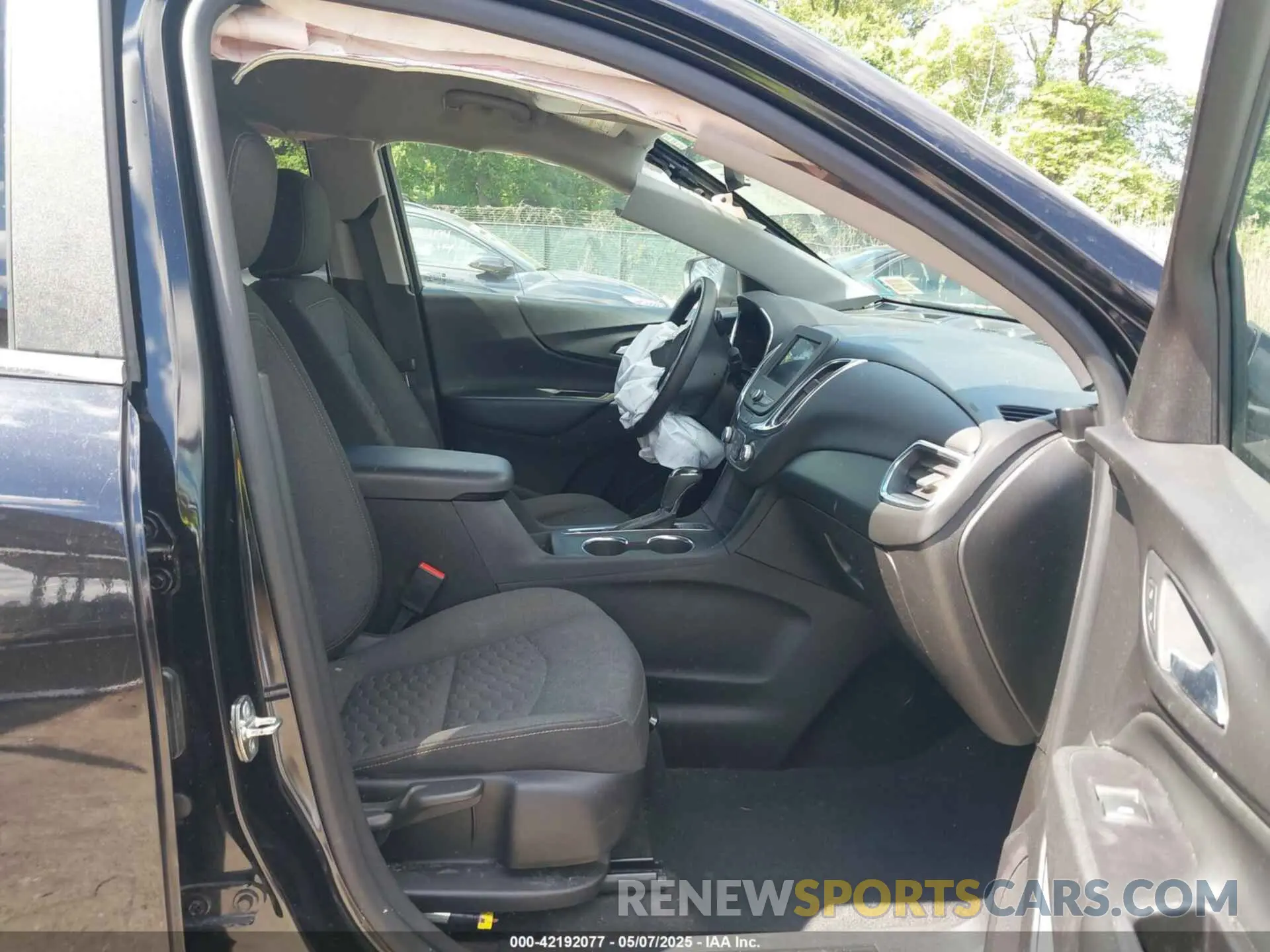 5 Photograph of a damaged car 2GNAXUEV3M6113263 CHEVROLET EQUINOX 2021