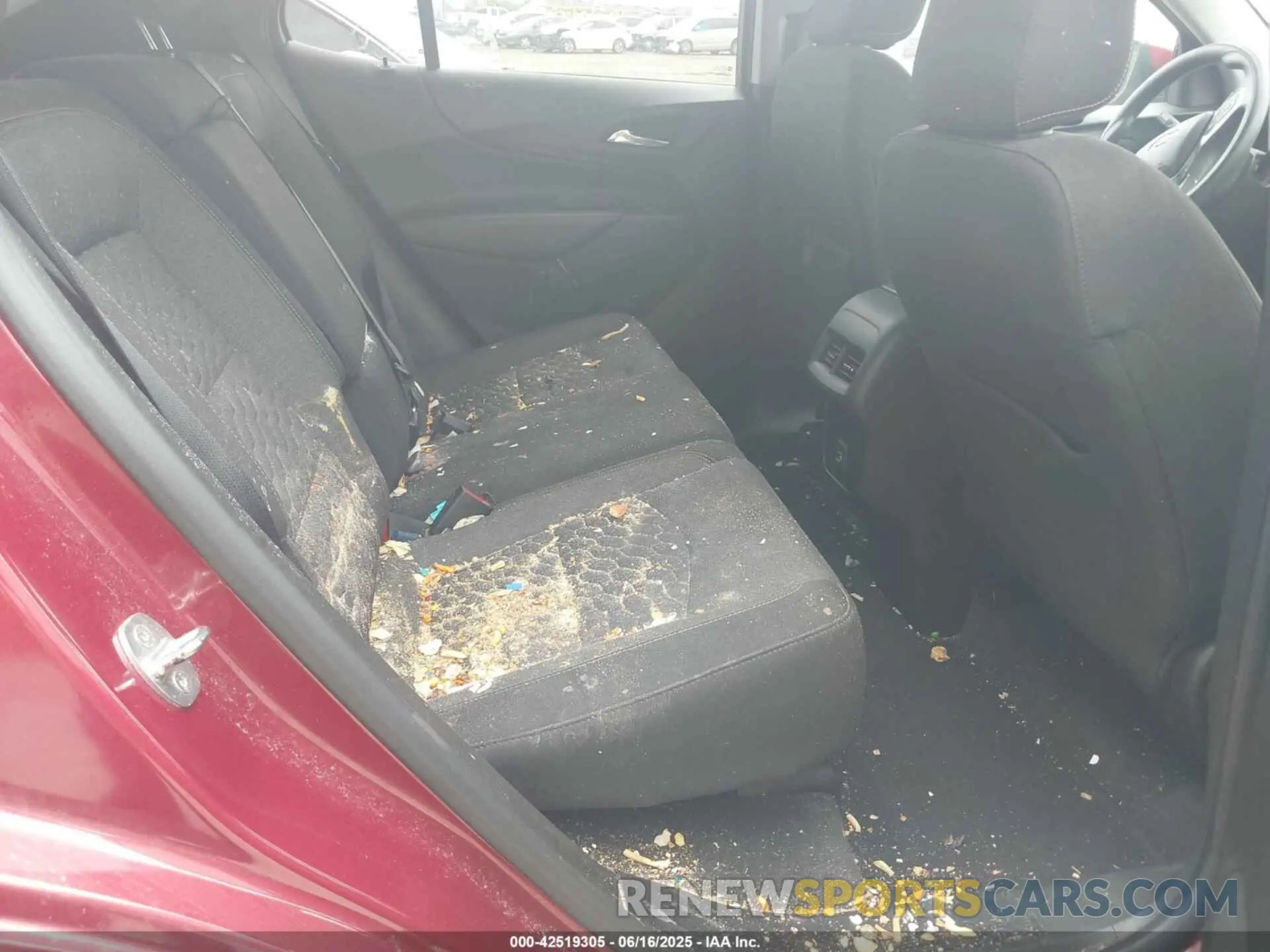8 Photograph of a damaged car 2GNAXUEV3M6119371 CHEVROLET EQUINOX 2021
