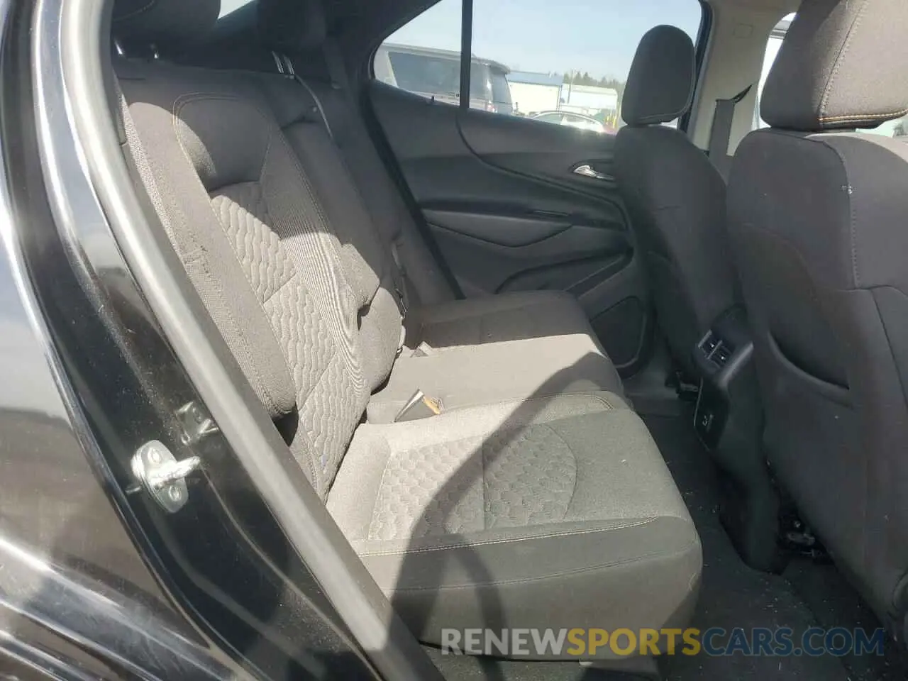 11 Photograph of a damaged car 2GNAXUEV4M6158373 CHEVROLET EQUINOX 2021