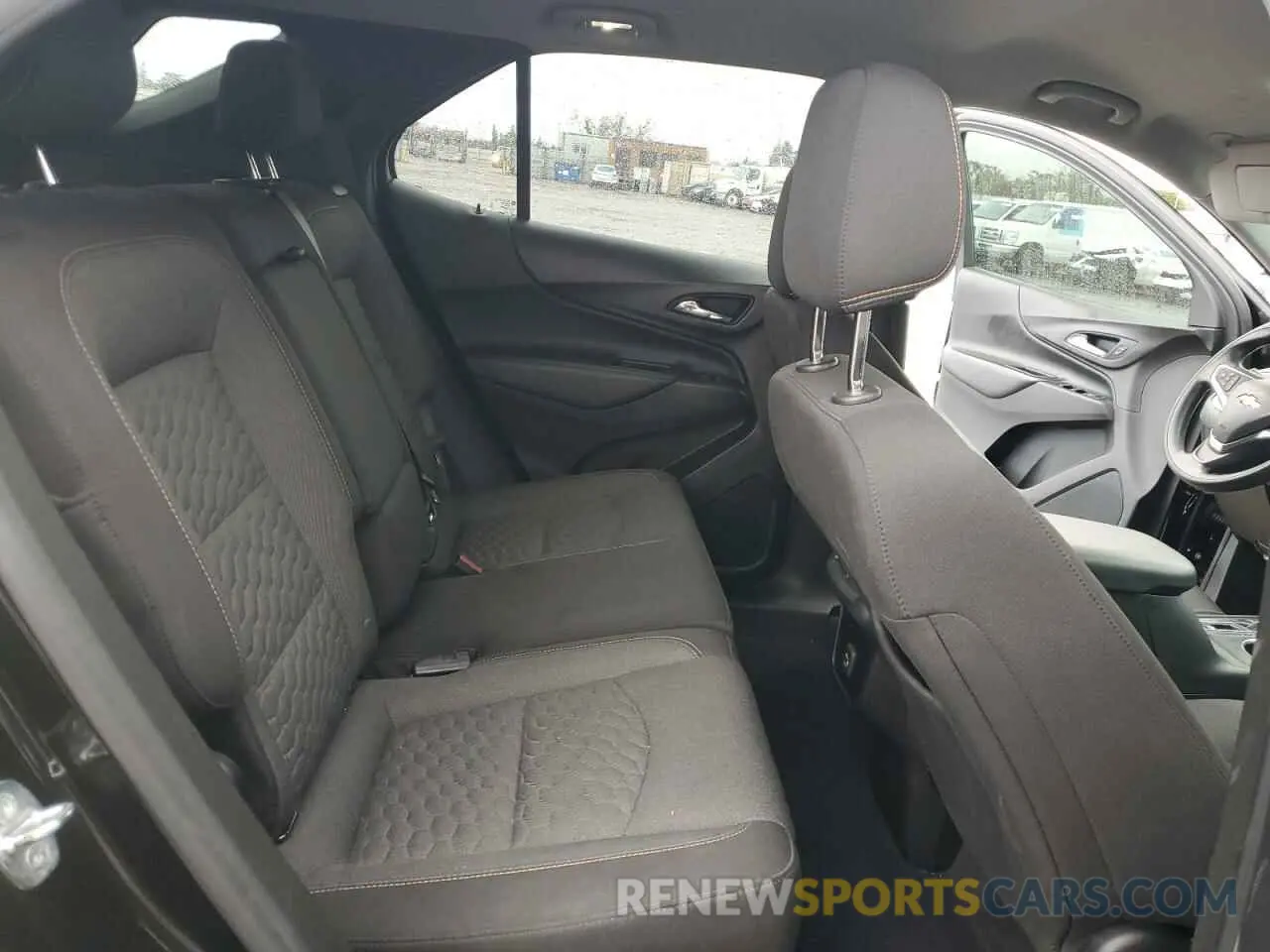11 Photograph of a damaged car 2GNAXUEV6M6136987 CHEVROLET EQUINOX 2021