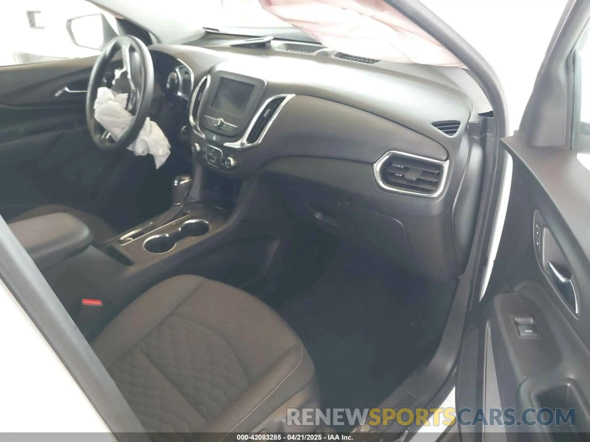 5 Photograph of a damaged car 2GNAXUEV7M6157332 CHEVROLET EQUINOX 2021