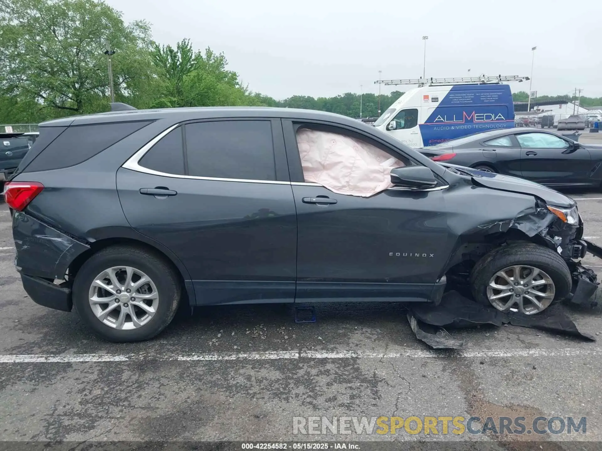 13 Photograph of a damaged car 2GNAXUEV8M6136585 CHEVROLET EQUINOX 2021