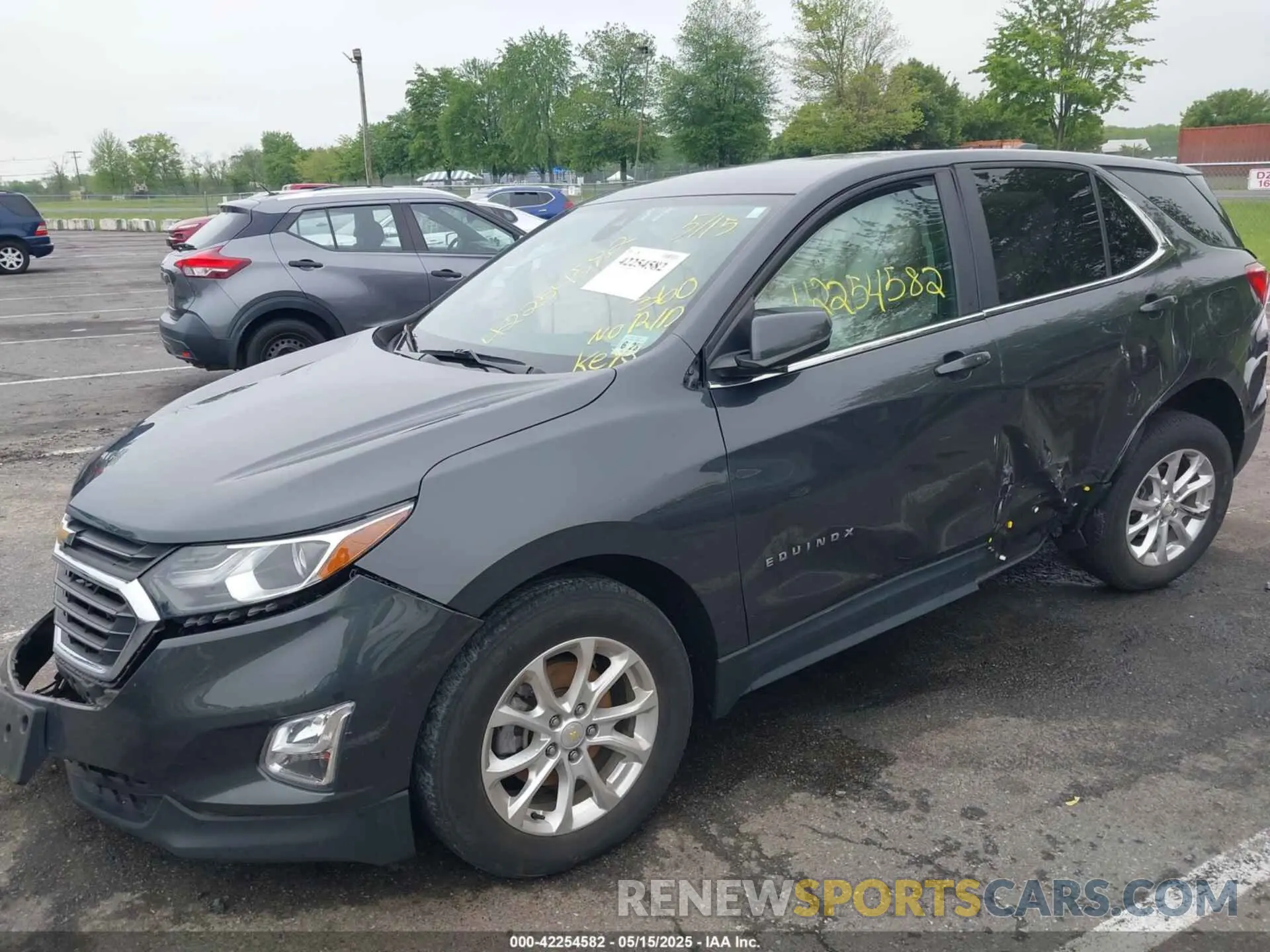 17 Photograph of a damaged car 2GNAXUEV8M6136585 CHEVROLET EQUINOX 2021