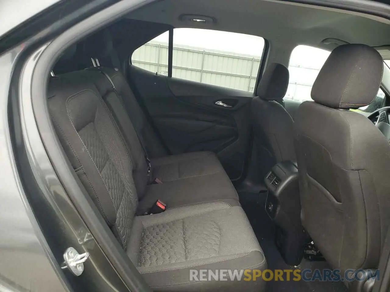 10 Photograph of a damaged car 2GNAXUEV8M6143410 CHEVROLET EQUINOX 2021
