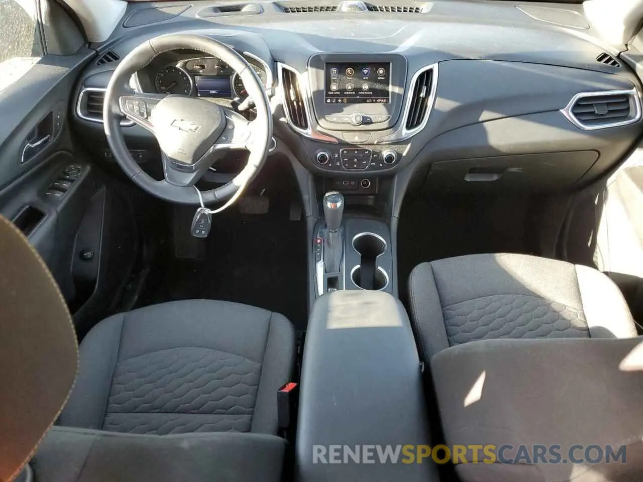 8 Photograph of a damaged car 2GNAXUEV8M6160966 CHEVROLET EQUINOX 2021