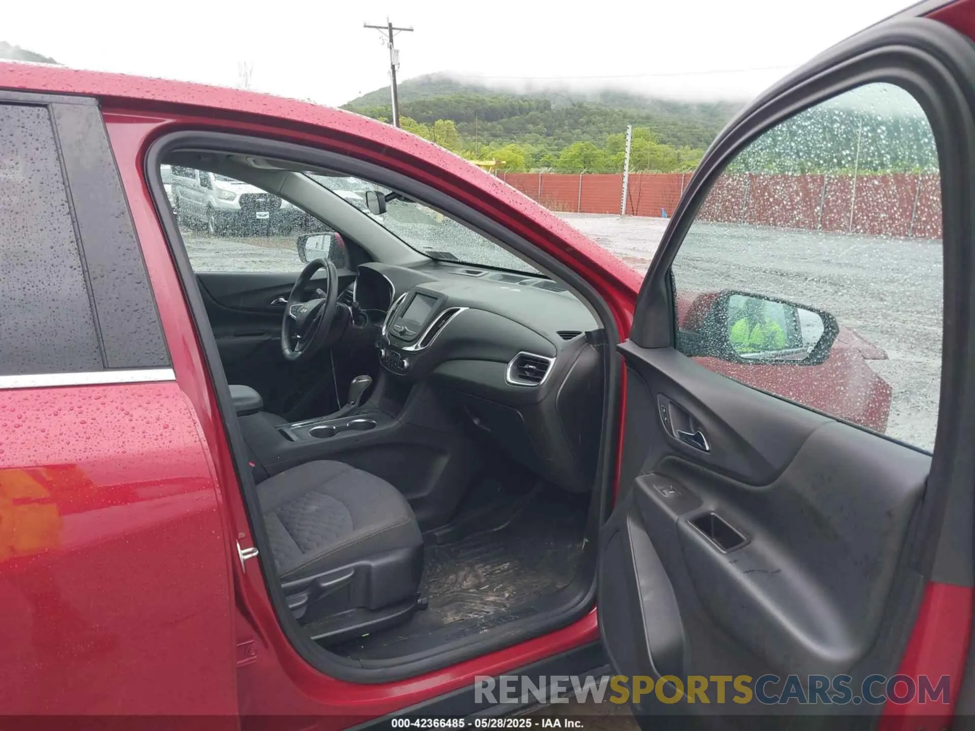 5 Photograph of a damaged car 2GNAXUEV8M6165746 CHEVROLET EQUINOX 2021