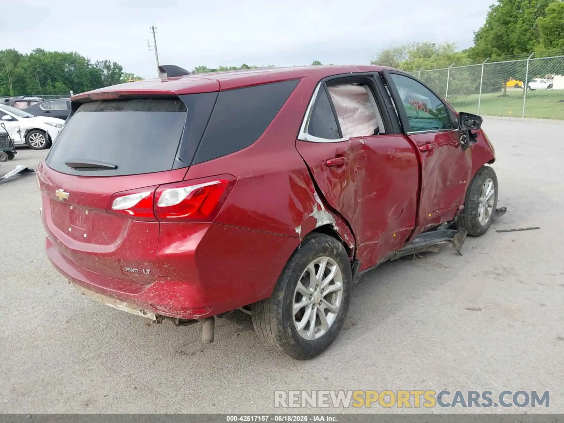 4 Photograph of a damaged car 2GNAXUEVXM6111459 CHEVROLET EQUINOX 2021