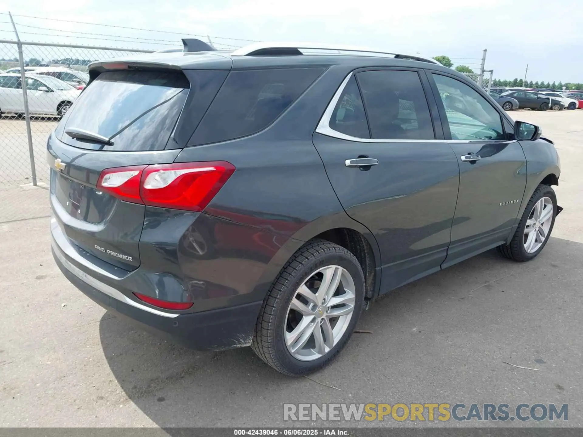4 Photograph of a damaged car 2GNAXXEV2M6111697 CHEVROLET EQUINOX 2021