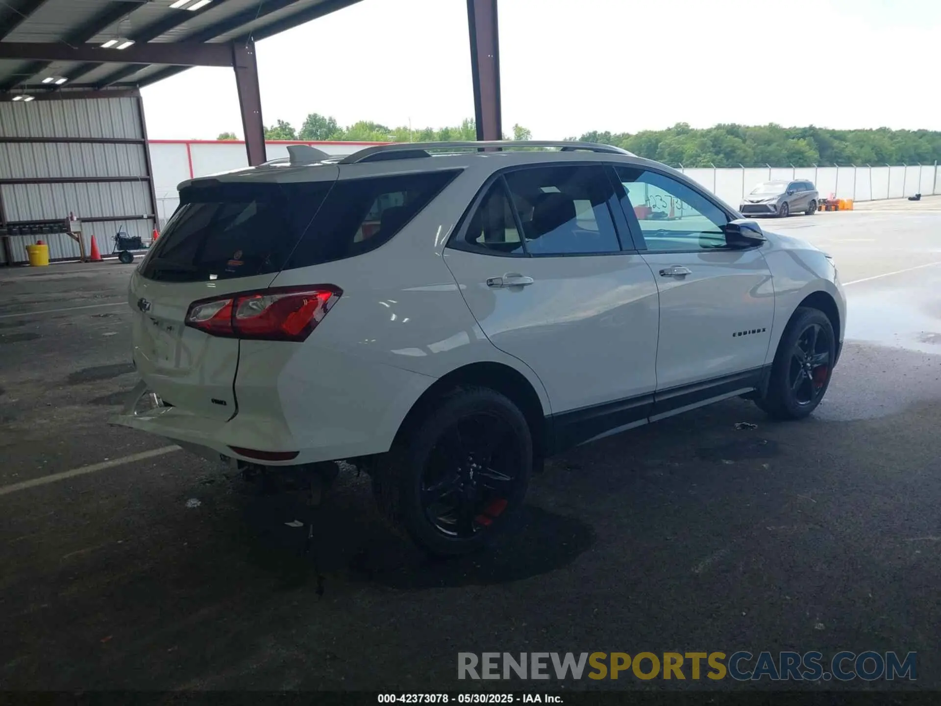 4 Photograph of a damaged car 2GNAXXEV3M6126869 CHEVROLET EQUINOX 2021