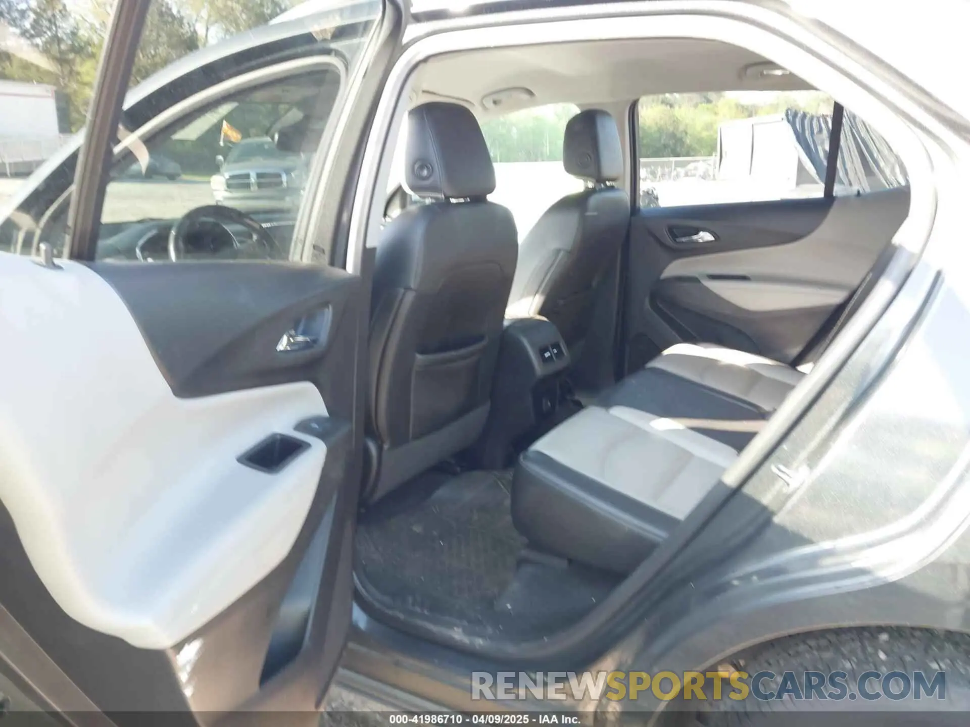 8 Photograph of a damaged car 2GNAXXEV3M6134776 CHEVROLET EQUINOX 2021