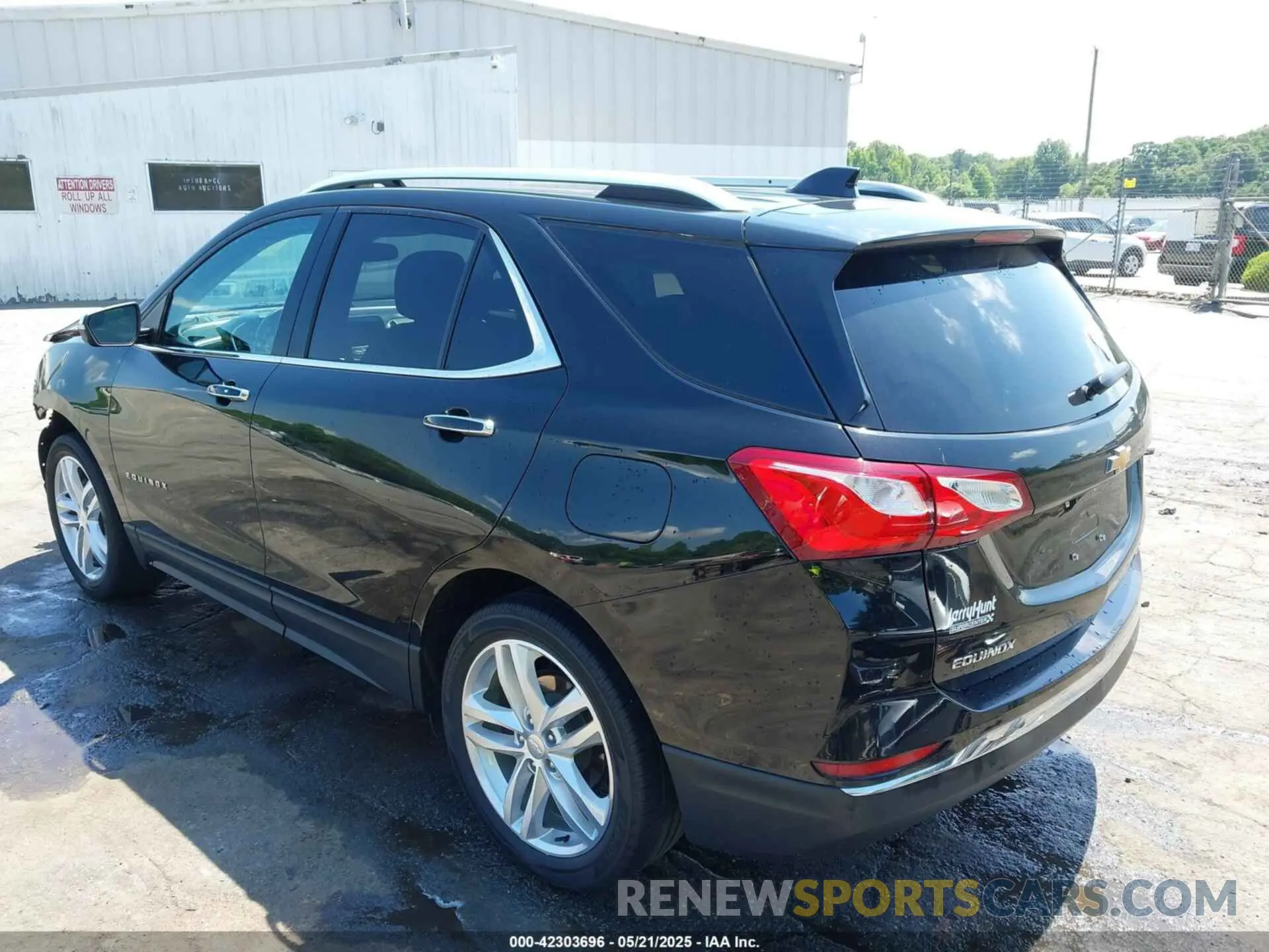 3 Photograph of a damaged car 2GNAXXEV8M6143697 CHEVROLET EQUINOX 2021