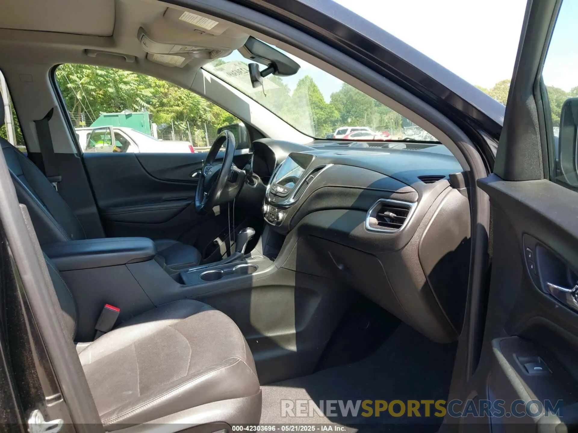 5 Photograph of a damaged car 2GNAXXEV8M6143697 CHEVROLET EQUINOX 2021