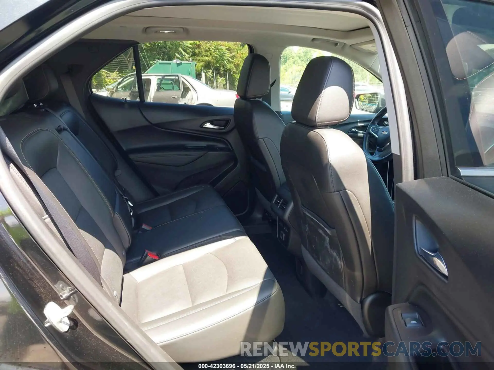 8 Photograph of a damaged car 2GNAXXEV8M6143697 CHEVROLET EQUINOX 2021
