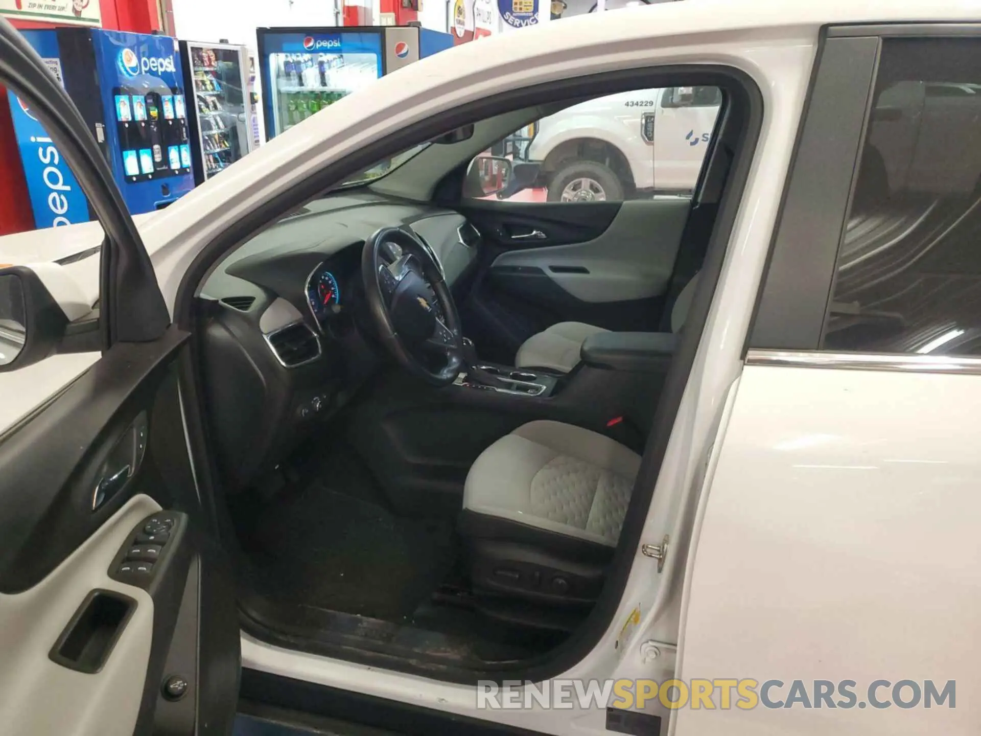 8 Photograph of a damaged car 3GNAXJEV8MS121066 CHEVROLET EQUINOX 2021