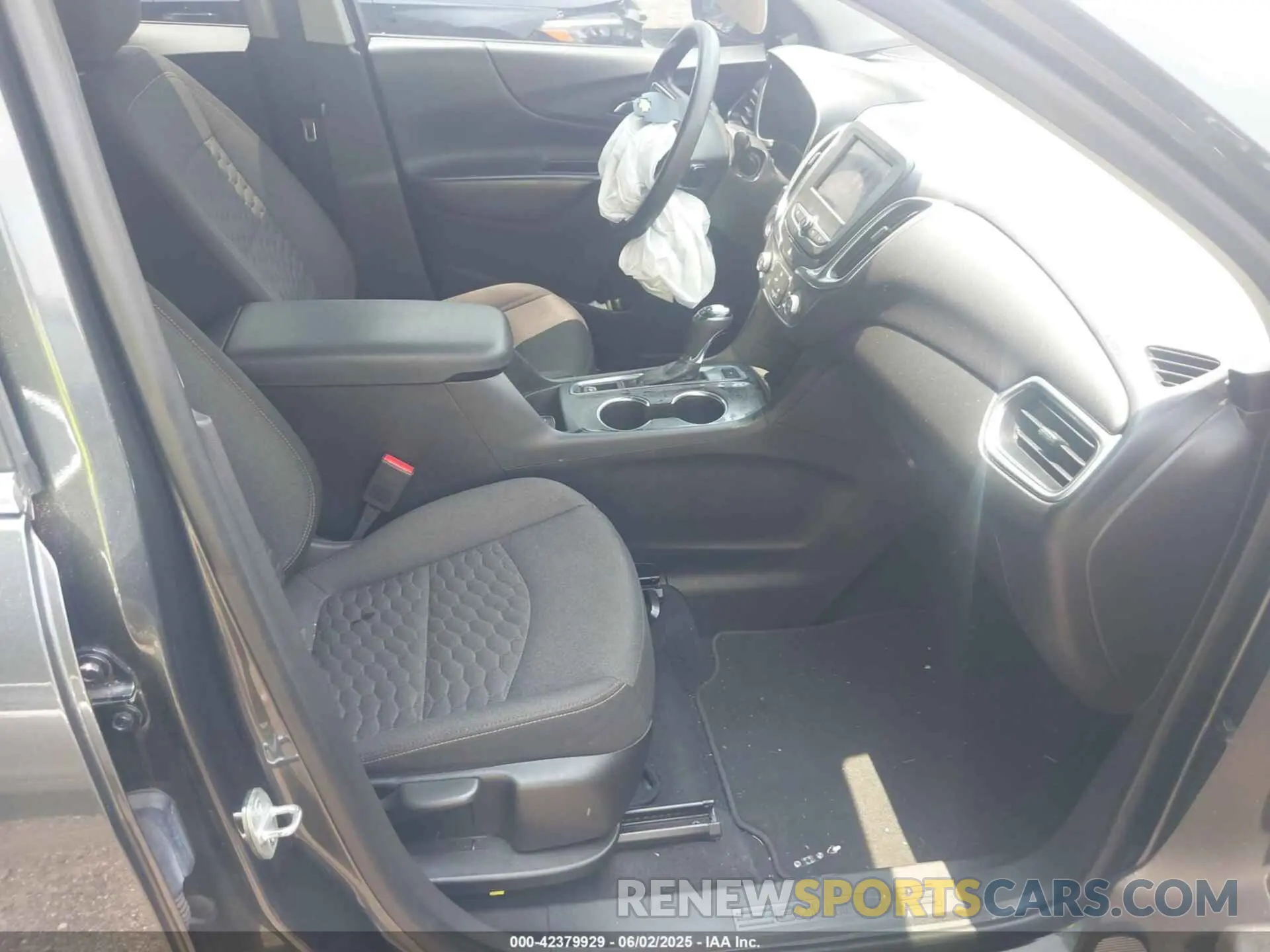 5 Photograph of a damaged car 3GNAXUEV3ML385940 CHEVROLET EQUINOX 2021