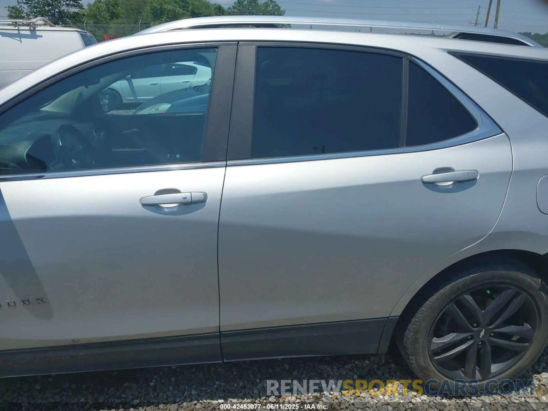 14 Photograph of a damaged car 3GNAXUEV3ML400033 CHEVROLET EQUINOX 2021