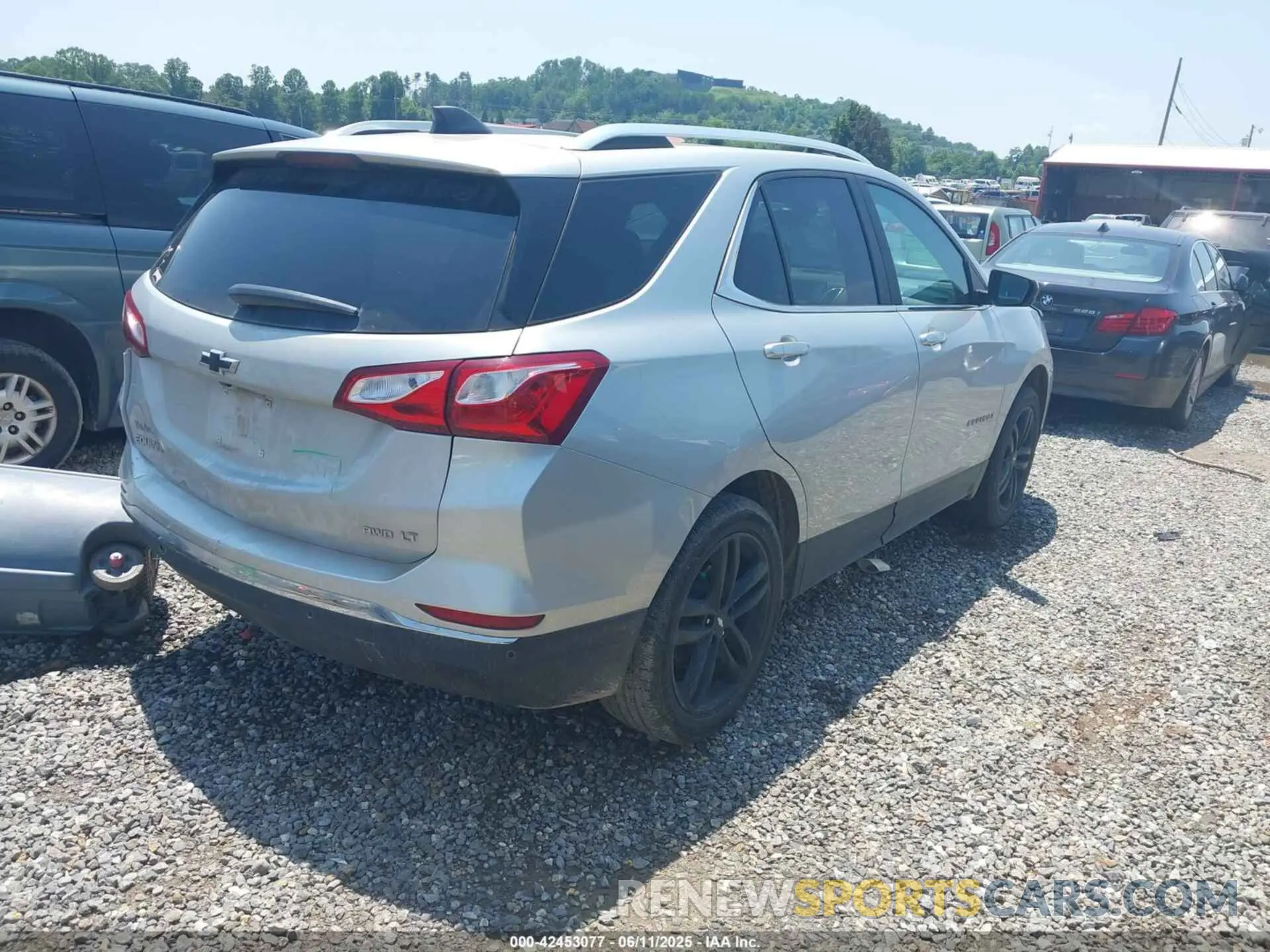 4 Photograph of a damaged car 3GNAXUEV3ML400033 CHEVROLET EQUINOX 2021