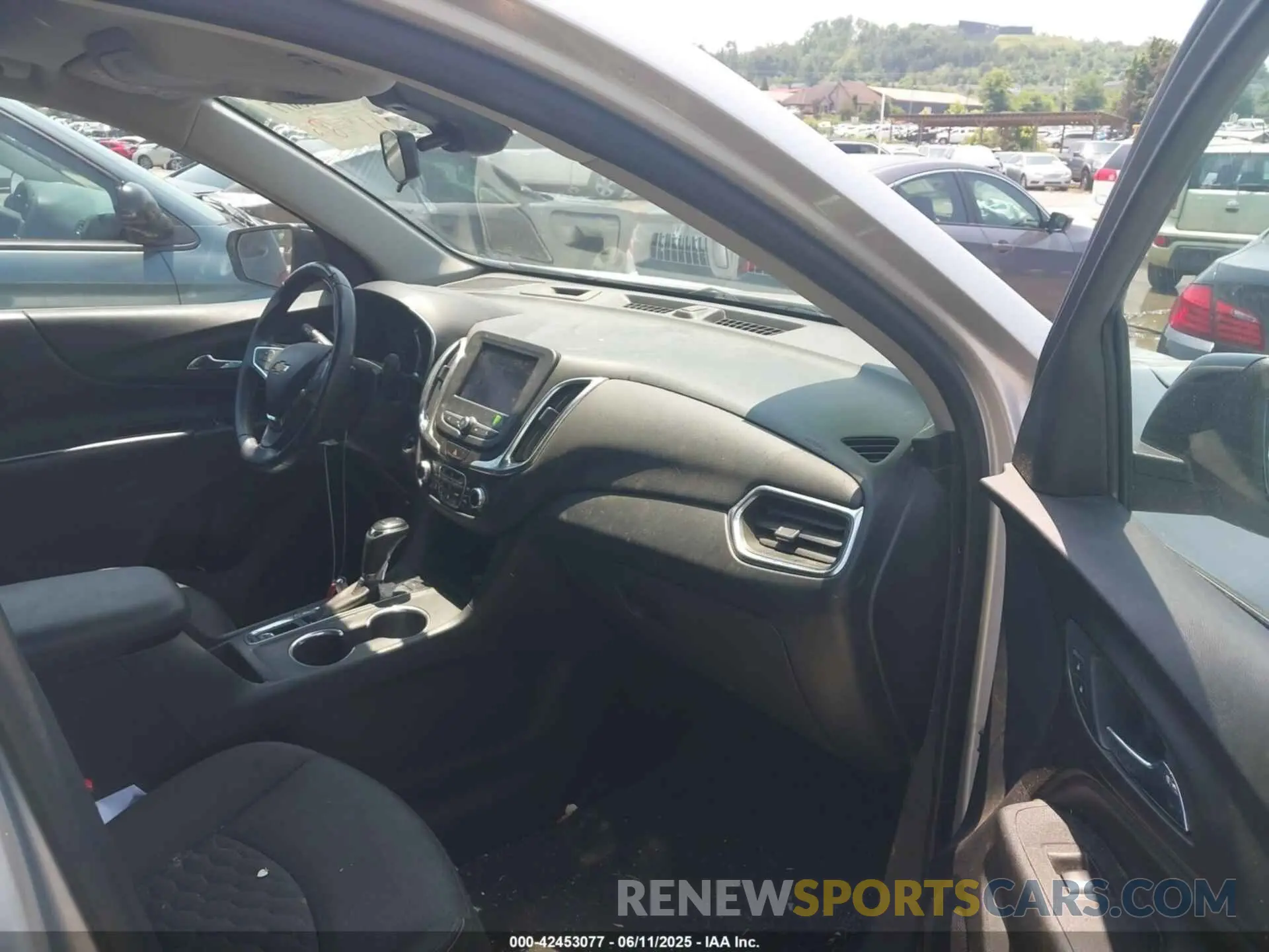 5 Photograph of a damaged car 3GNAXUEV3ML400033 CHEVROLET EQUINOX 2021