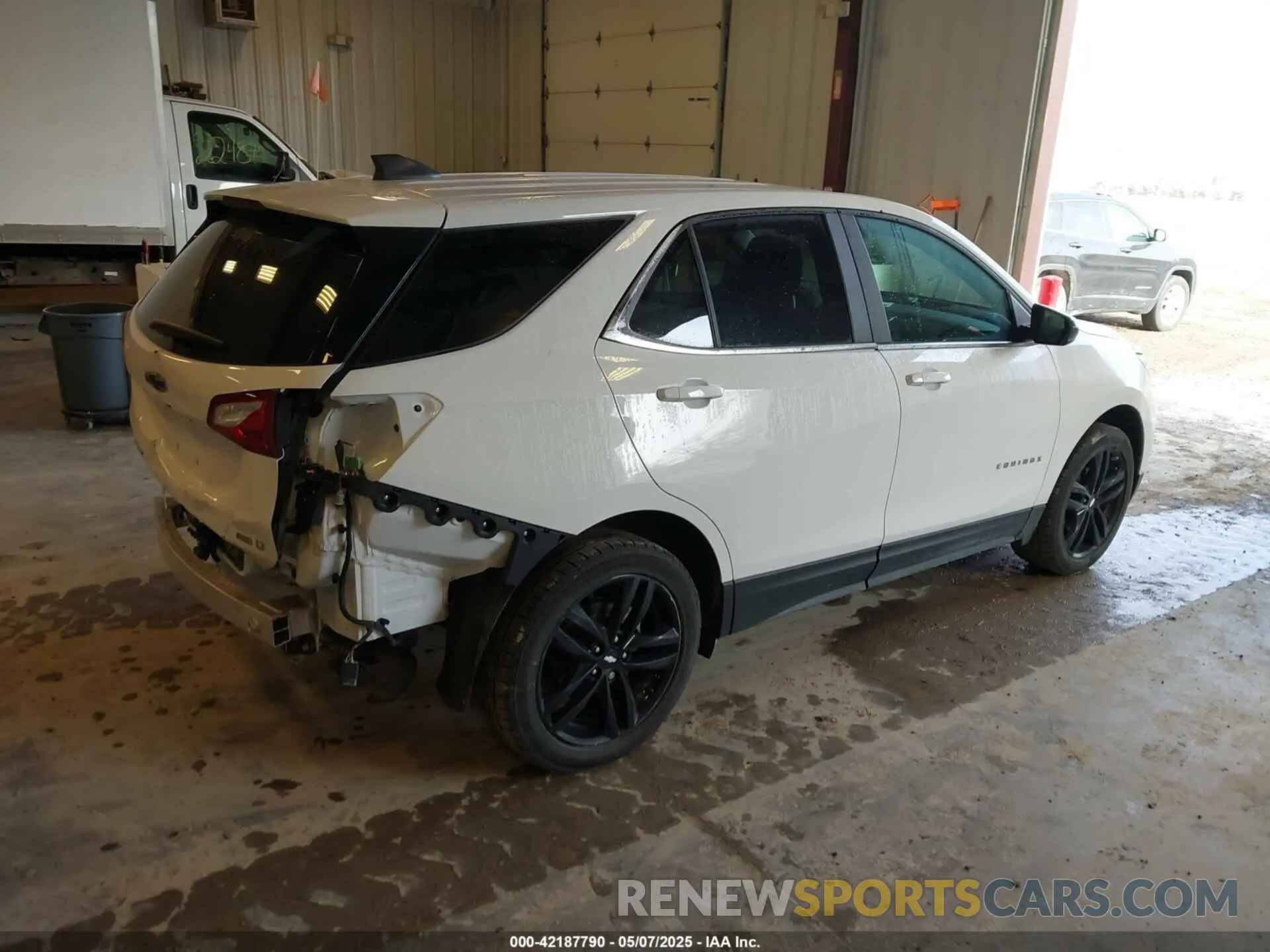 4 Photograph of a damaged car 3GNAXUEV5ML332172 CHEVROLET EQUINOX 2021