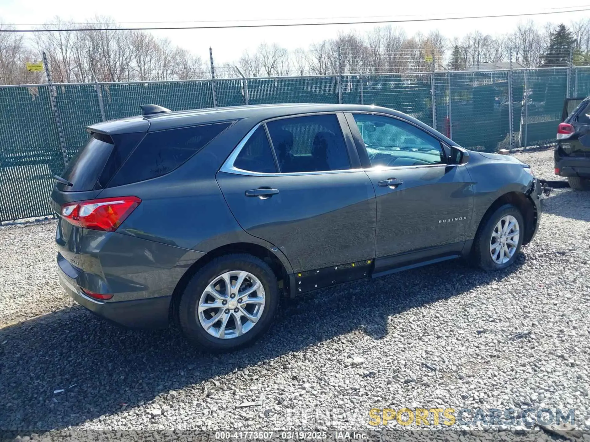 4 Photograph of a damaged car 3GNAXUEV5ML380769 CHEVROLET EQUINOX 2021