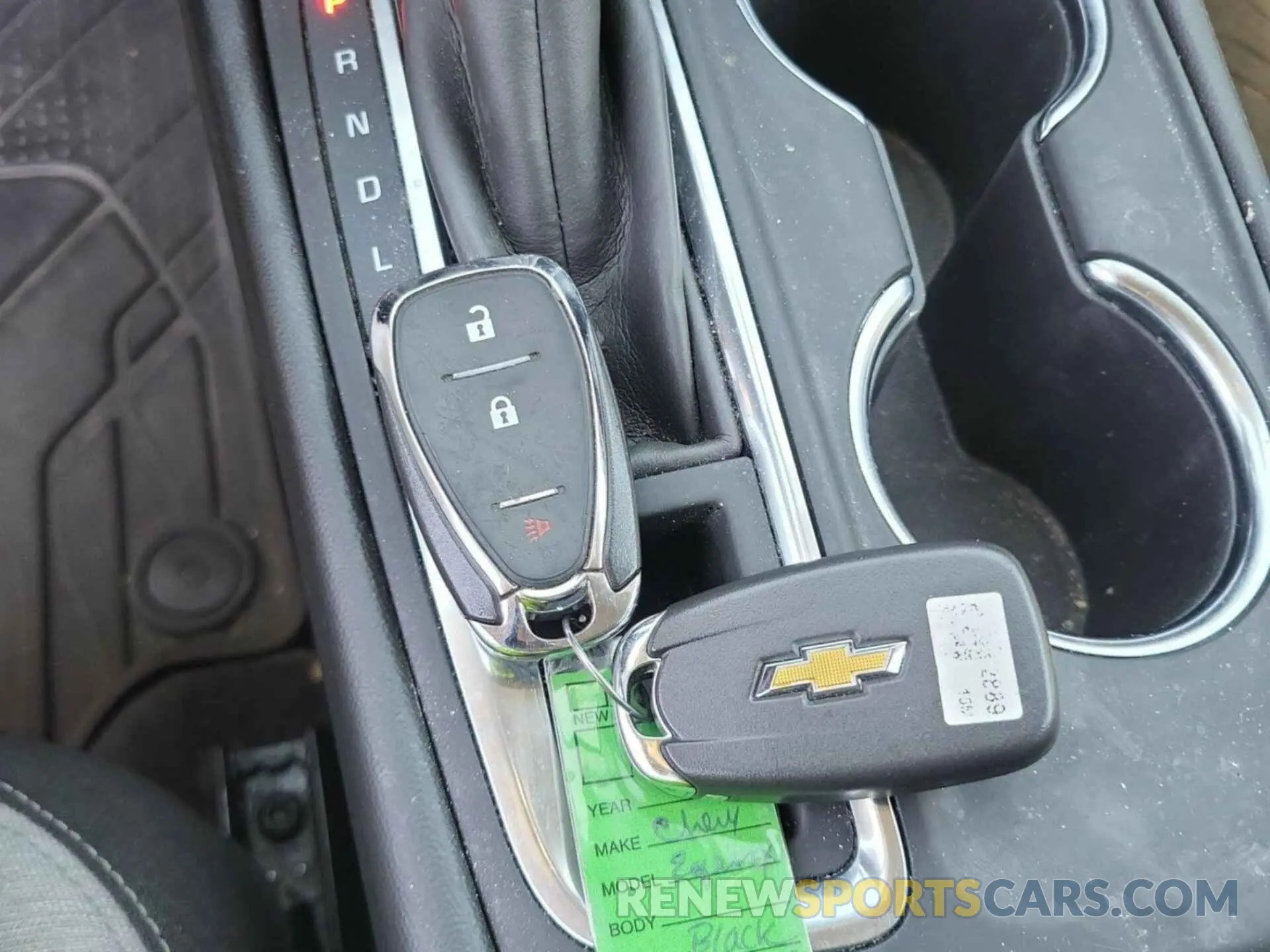 33 Photograph of a damaged car 2GNAXFEV2N6136997 CHEVROLET EQUINOX 2022