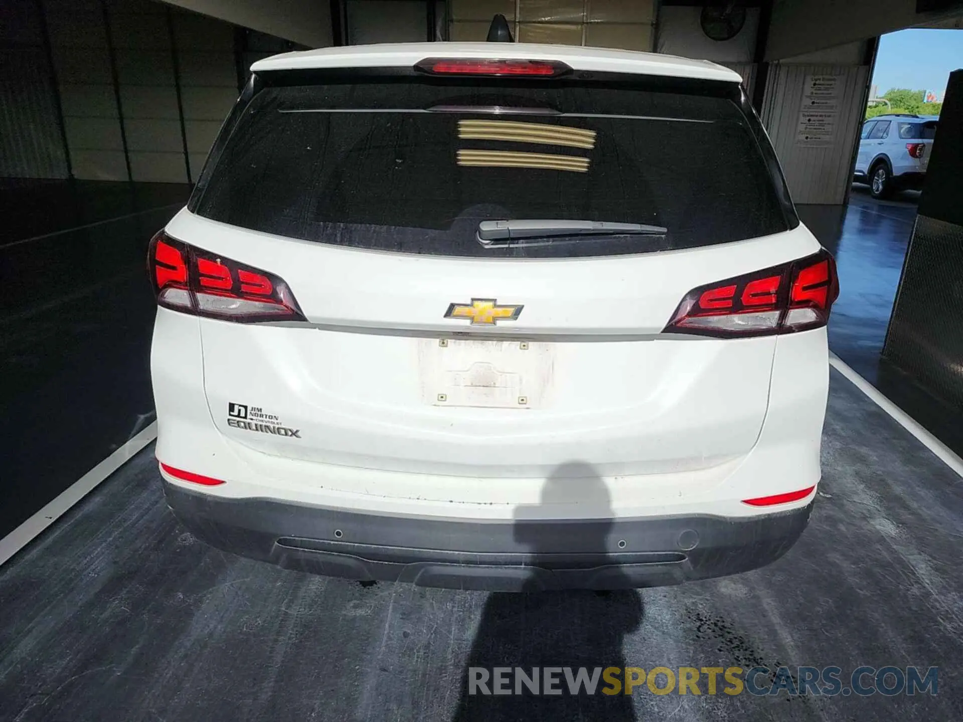 10 Photograph of a damaged car 2GNAXFEV3N6135180 CHEVROLET EQUINOX 2022
