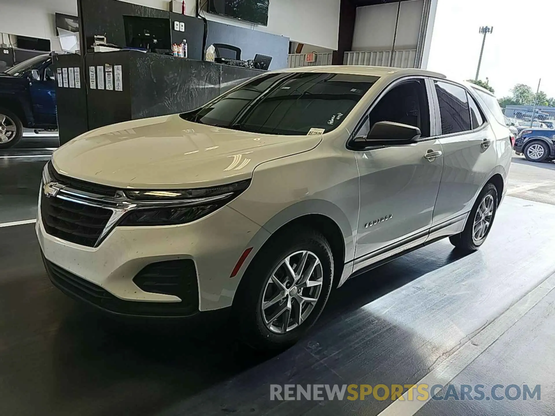 24 Photograph of a damaged car 2GNAXFEV3N6135180 CHEVROLET EQUINOX 2022
