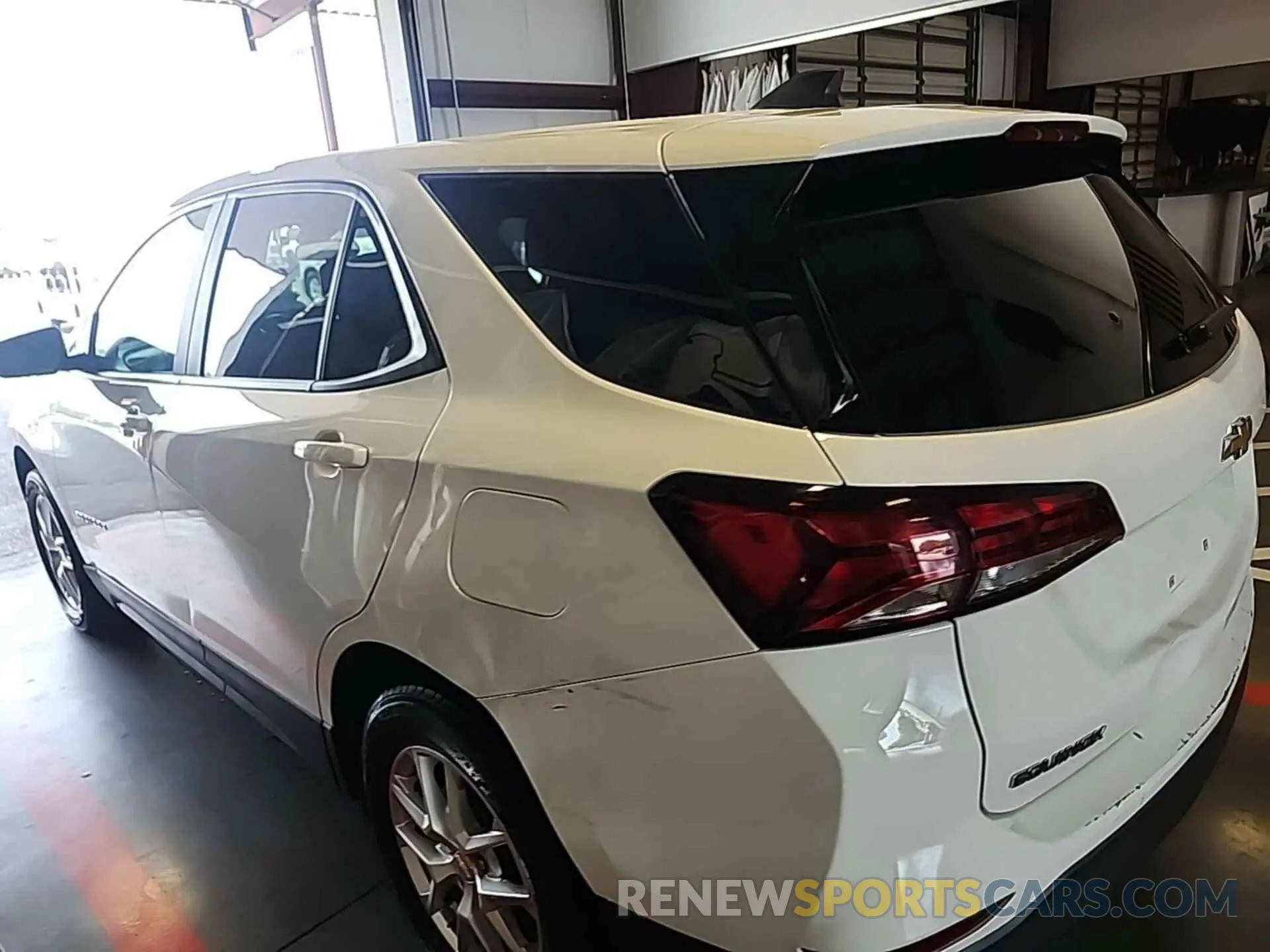 19 Photograph of a damaged car 2GNAXFEV4N6135365 CHEVROLET EQUINOX 2022