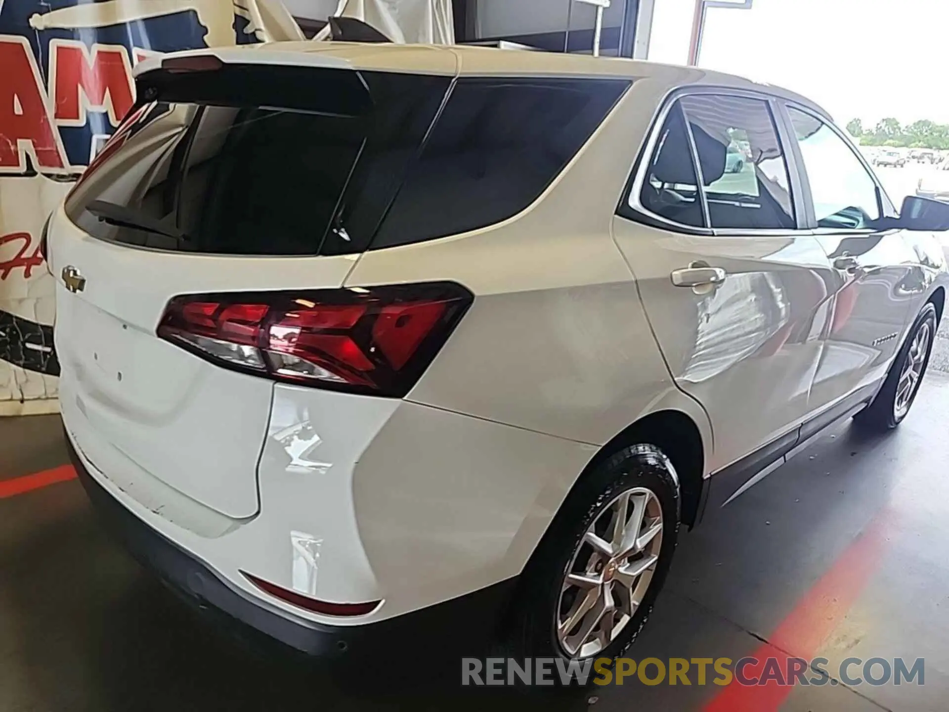 26 Photograph of a damaged car 2GNAXFEV4N6135365 CHEVROLET EQUINOX 2022