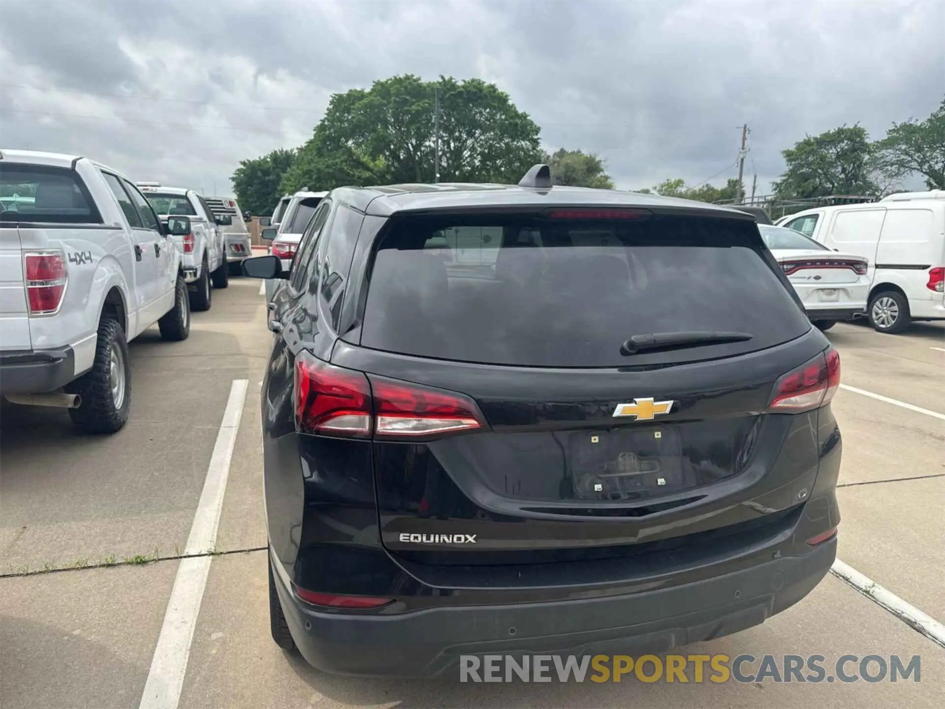 8 Photograph of a damaged car 2GNAXFEV7N6137241 CHEVROLET EQUINOX 2022