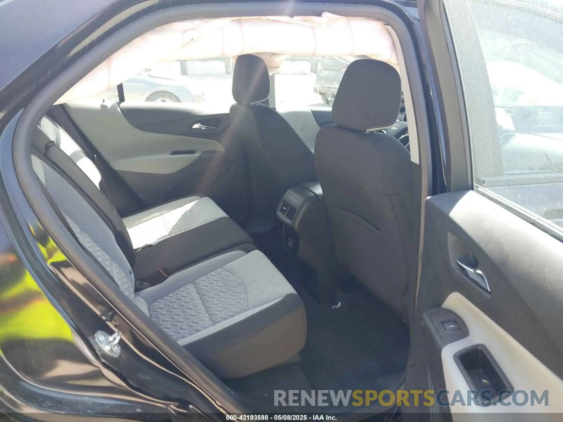 8 Photograph of a damaged car 2GNAXFEVXN6118585 CHEVROLET EQUINOX 2022