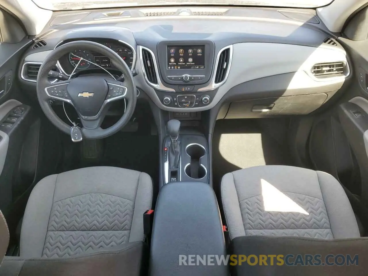 8 Photograph of a damaged car 2GNAXHEV0N6118882 CHEVROLET EQUINOX 2022
