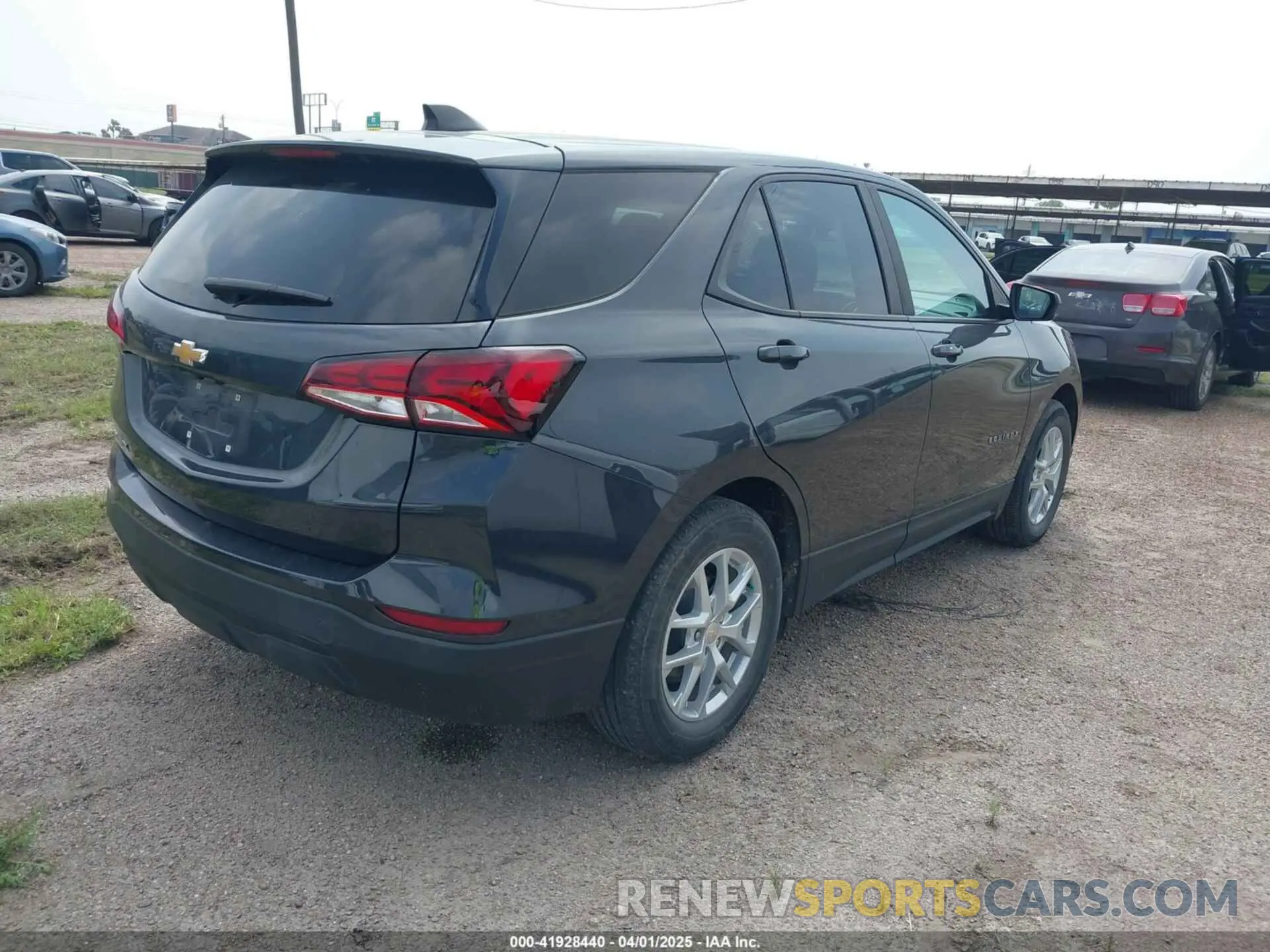 4 Photograph of a damaged car 2GNAXHEV8N6116149 CHEVROLET EQUINOX 2022