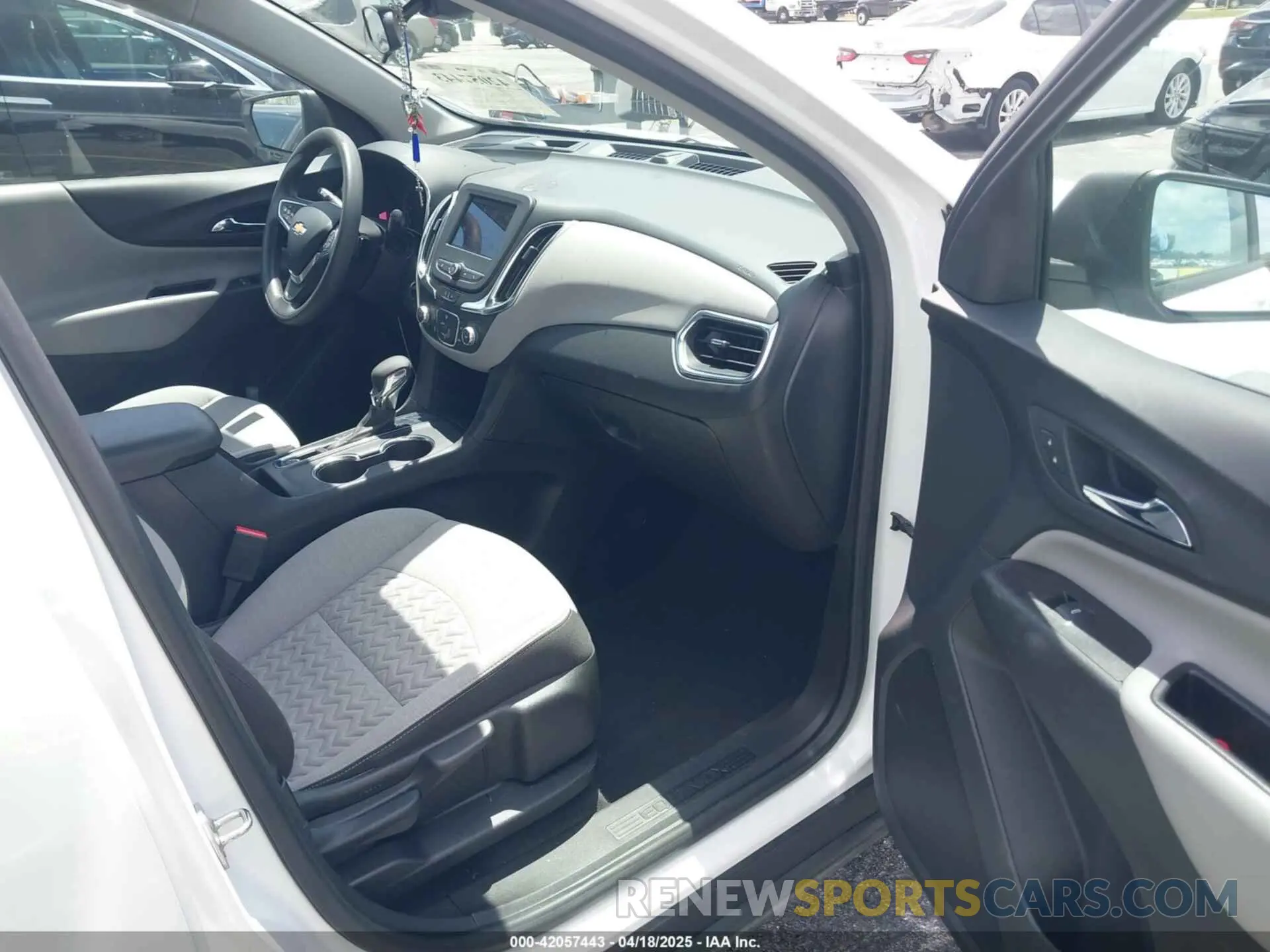 5 Photograph of a damaged car 2GNAXHEV9N6118430 CHEVROLET EQUINOX 2022